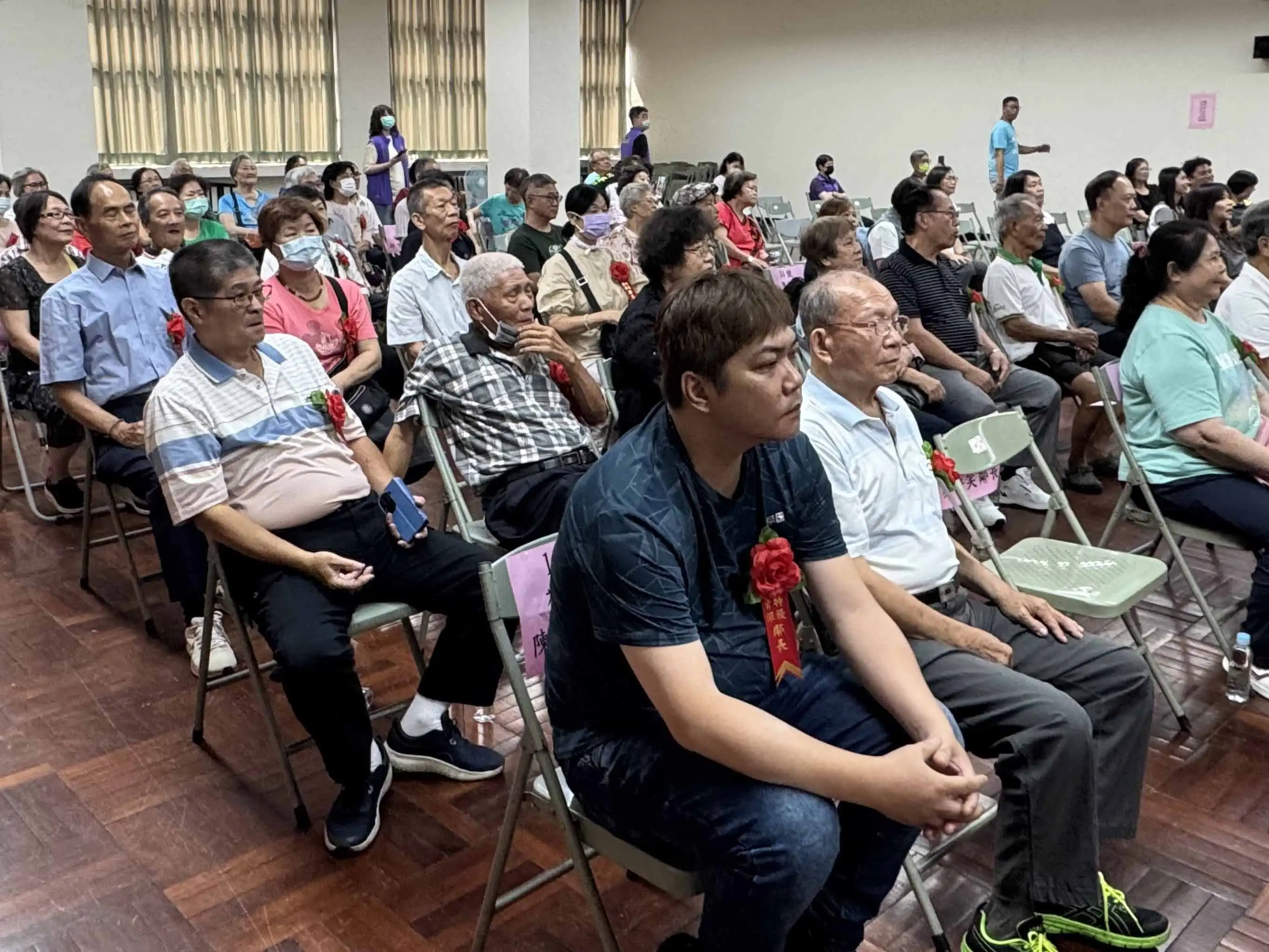 高雄市新興區公所3日上午於區公所10樓舉辦114年特優及資深鄰長表揚大會，共有69位鄰長獲獎表揚，表彰其長期投入基層服務與社區發展的卓越貢獻。（圖/記者吳文生攝）