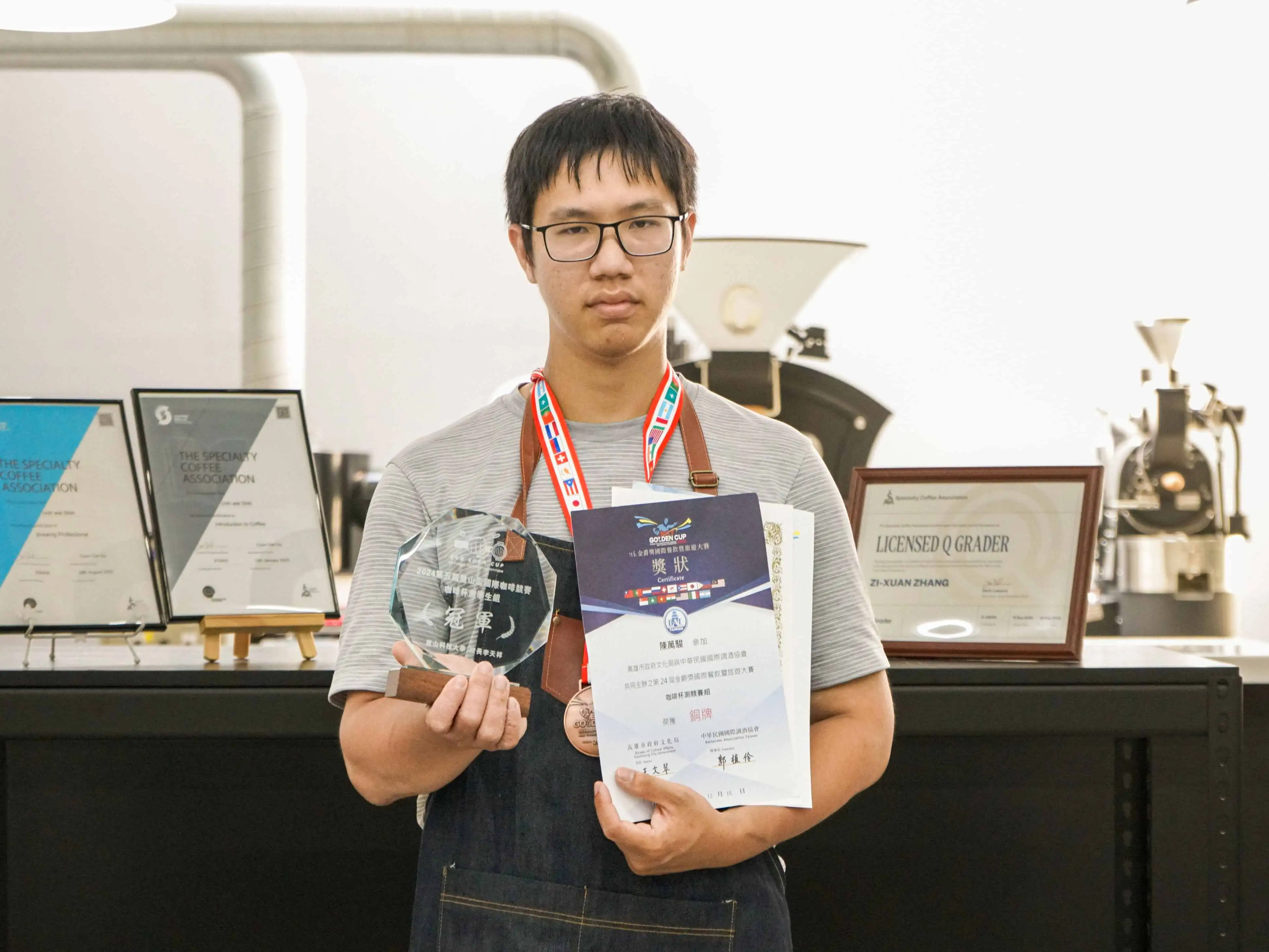 崑山科技大學餐飲系學生陳萬駿憑藉精品咖啡專業，在第五屆崑山盃國際咖啡競賽杯測項目奪冠，並取得Q Grader等8項專業證照，展現技職教育培育咖啡人才成果。(圖/崑山科技大學提供)