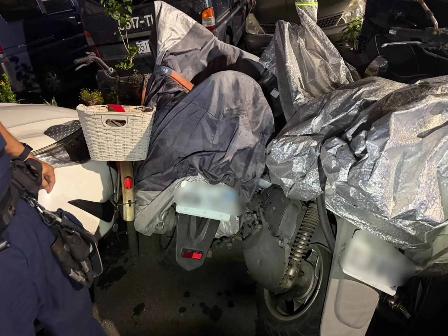 高雄左營警方攔查闖紅燈車輛時，駕駛拒檢逃逸並衝撞警車，警方破窗逮捕洪姓男子，查獲安非他命、依托咪酯煙油及毒品咖啡包等證物，全案依毒品及妨害公務罪嫌移送。(圖/左營分局提供)