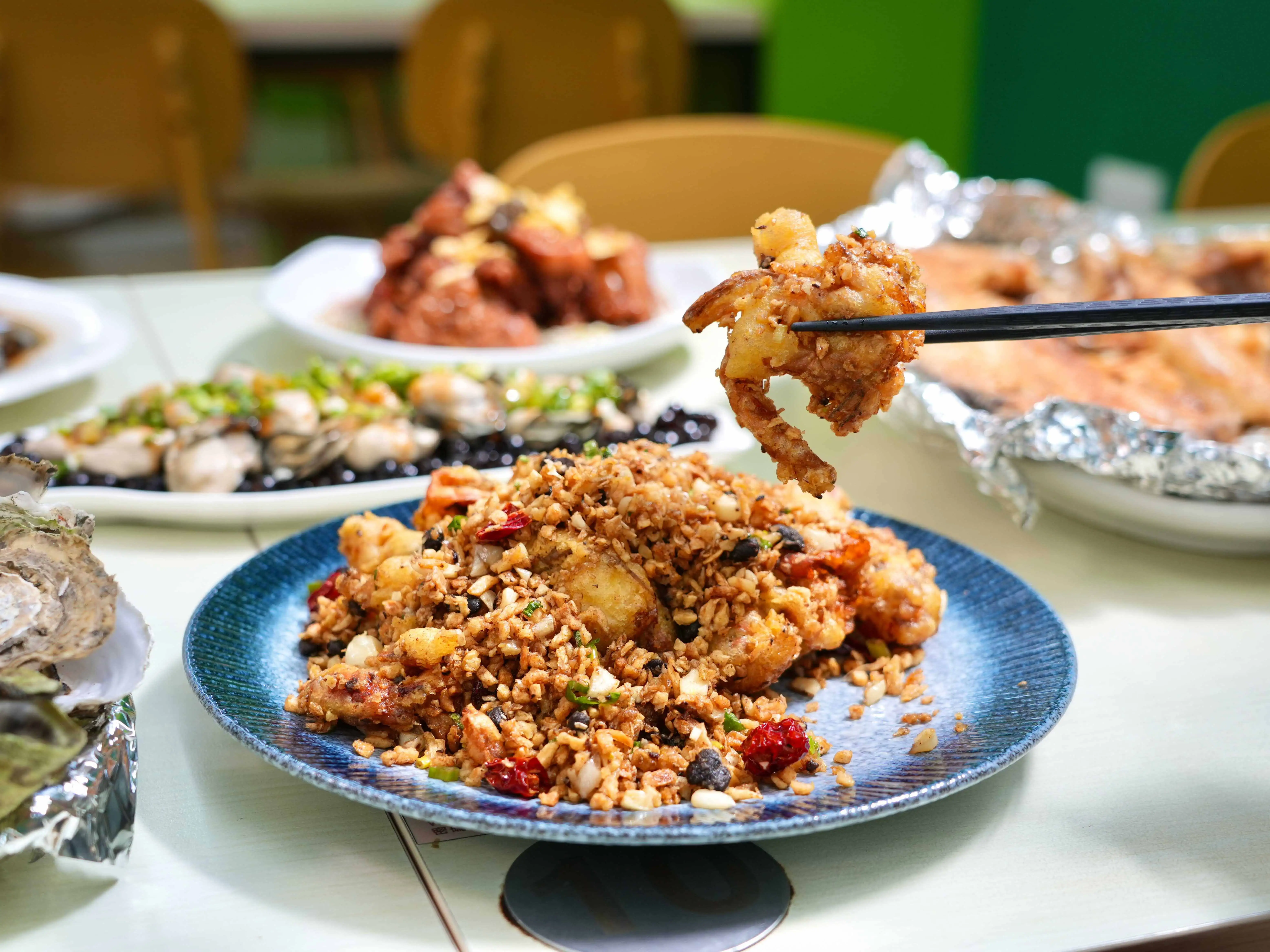 嘉義東石鮮蚵進入最佳品嚐季節，文化觀光局推出超過2,500張海鮮美食優惠券抽獎活動，結合五大人氣名店優惠，邀請全台遊客大啖東石海味。(圖/嘉義縣文化觀光局提供)