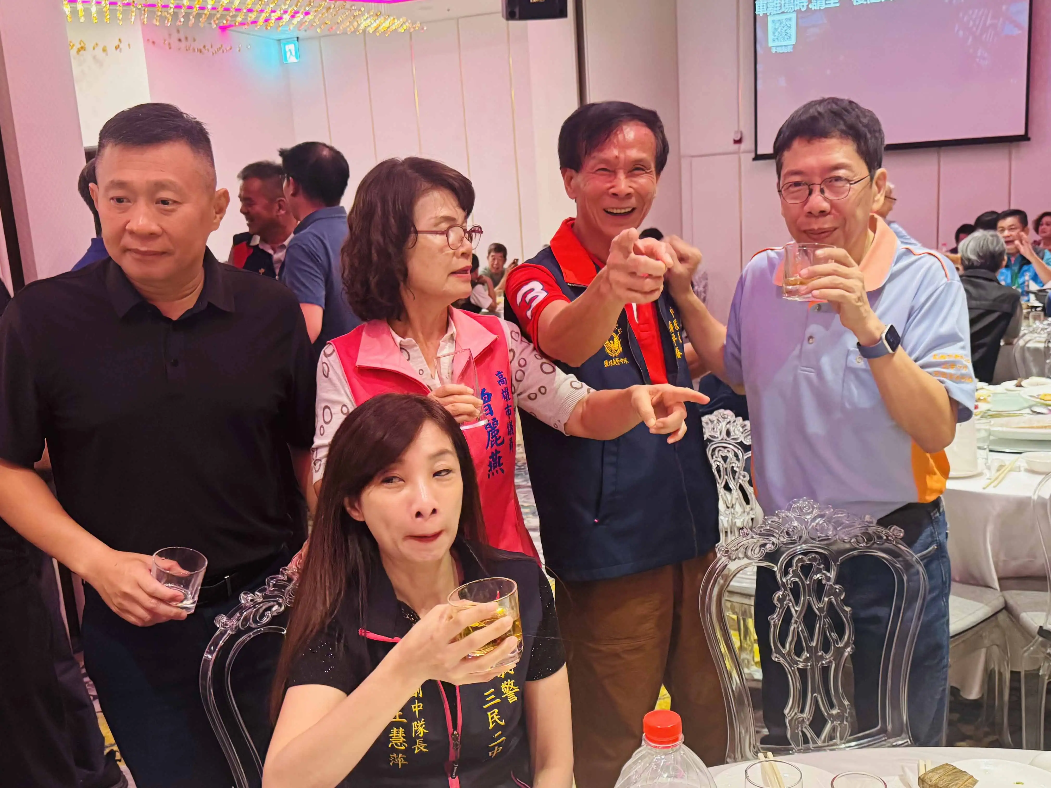 高雄市新興警分局義警中隊3日晚間於建國路享溫馨餐廳舉辦常年訓練後聯誼餐會，席開30餘桌，義警弟兄與各界貴賓齊聚交流，場面熱鬧溫馨。（圖/記者吳文生攝）