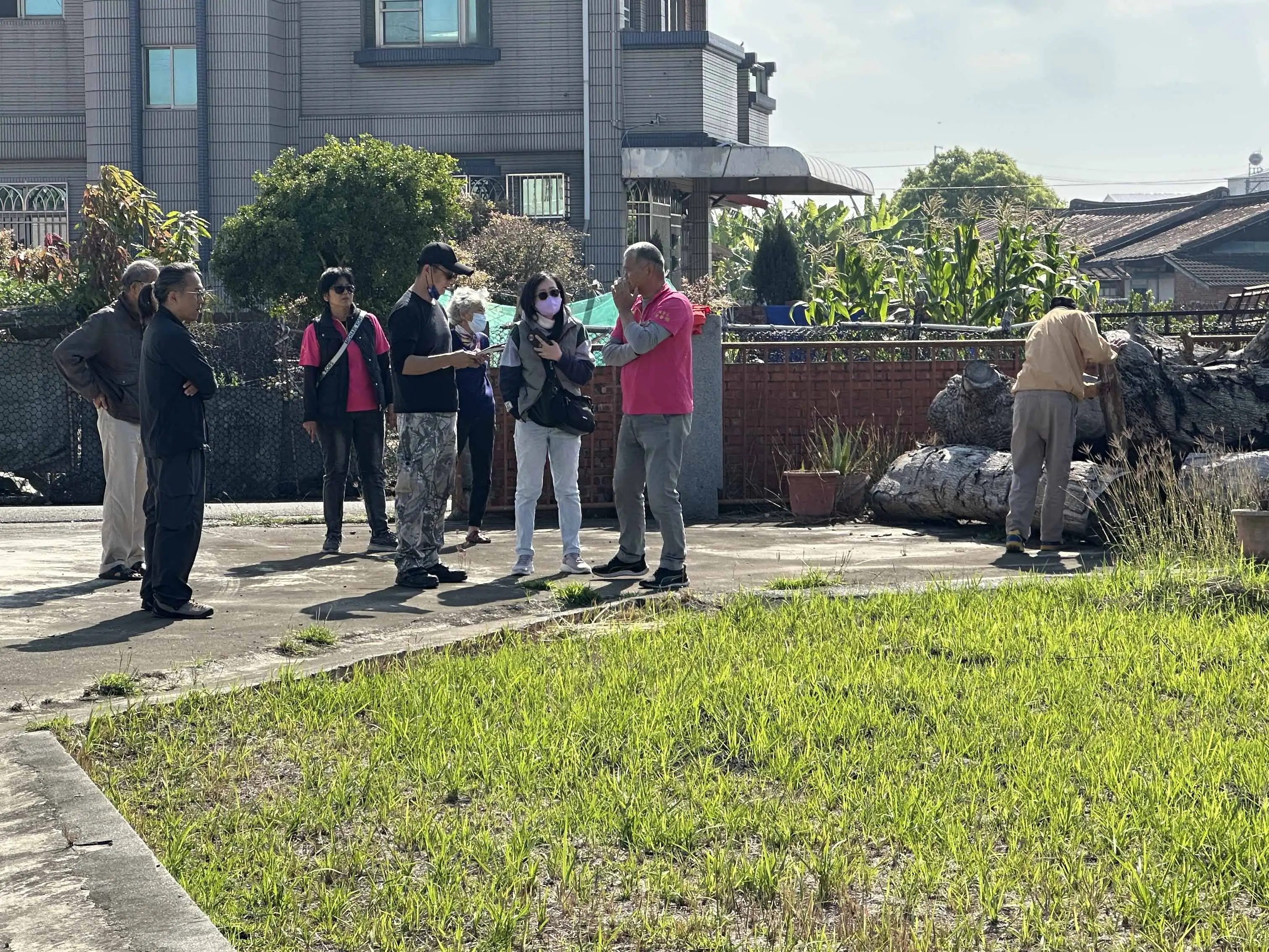 提案社區進行基地現勘，評估社造點營造可行性。(圖/臺南市政府都市發展局提供)