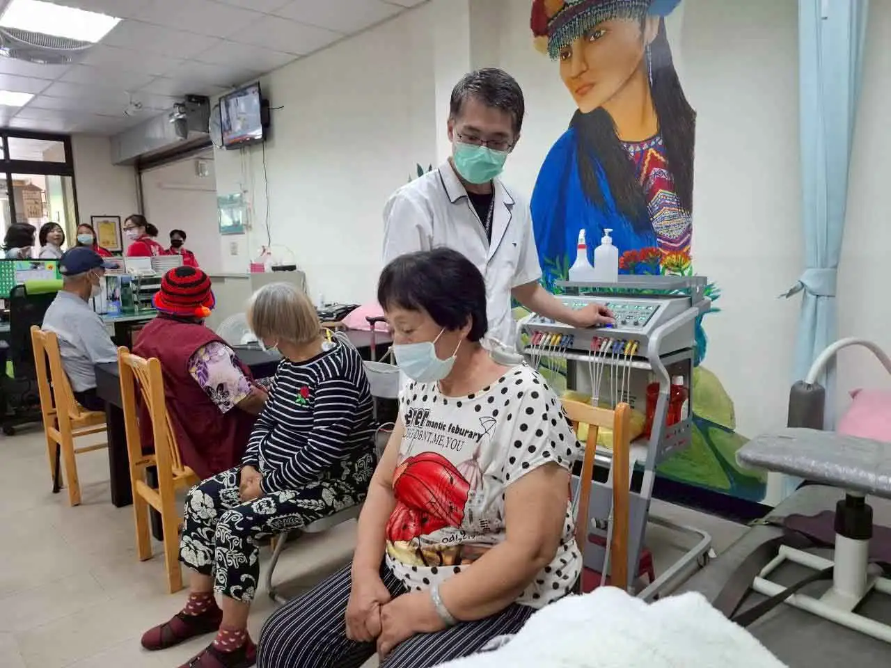嘉義縣攜手醫療院所及研究單位建置遠距復健醫療平台，於阿里山山美衛生室新增遠距復健門診及物理治療服務，讓偏鄉居民在地即可獲得專業復健照護。(圖/嘉義縣衛生局提供)