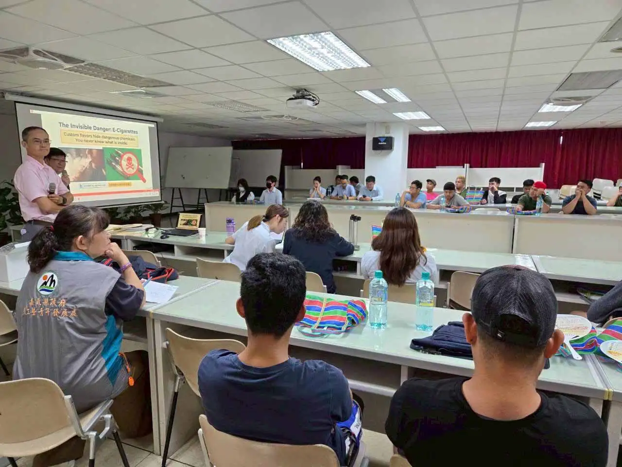 嘉義地檢署與嘉義縣毒品防制中心前進台塑企業新港廠區，向移工宣導反毒、反毒駕等法治觀念，提醒遠離新興毒品危害，守護自身與他人安全。(圖/嘉義縣毒品防制中心提供)