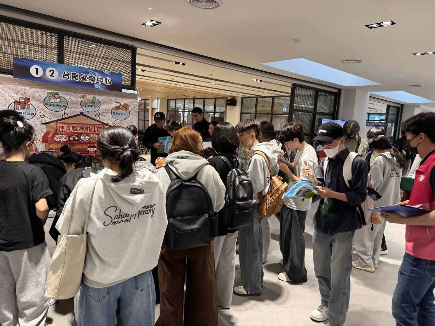 畢業季與暑期工讀旺季同步到來，勞動部台南就業中心6月推出3場特色徵才活動，攜手多家知名企業釋出超過600個工作機會，最高月薪上看52K。(圖/台南就業中心提供)
