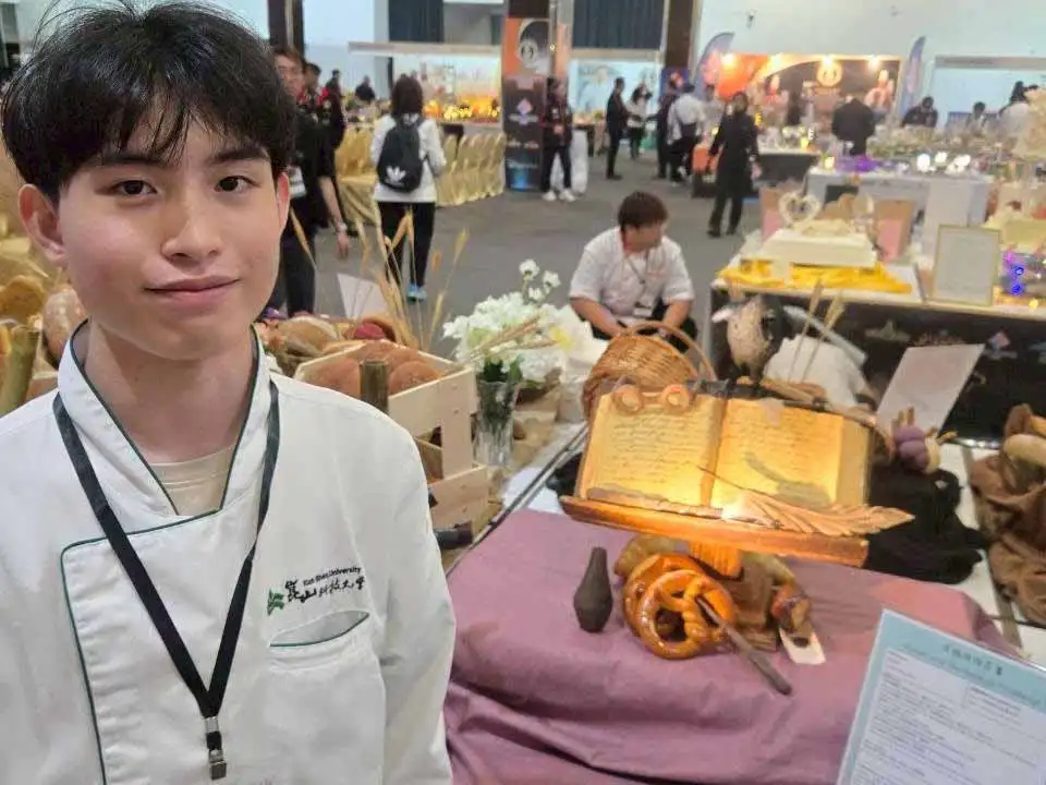 崑山科技大學餐飲管理及廚藝系師生赴馬來西亞參加2026世界廚藝大賽，一舉奪下24面獎牌，包括2面特金牌、10面金牌，展現台灣技職教育與餐飲人才的國際競爭力。(圖/崑山科技大學提供)