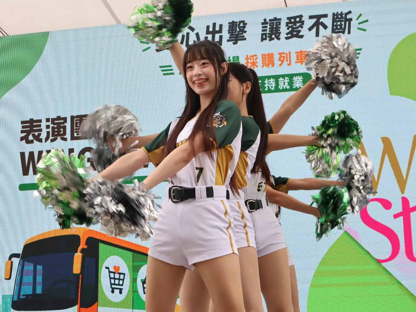 台鋼雄鷹Wing Stars啦啦隊熱情應援，透過走秀展示庇護商品與服務特色。（圖/高雄市政府勞工局提供）