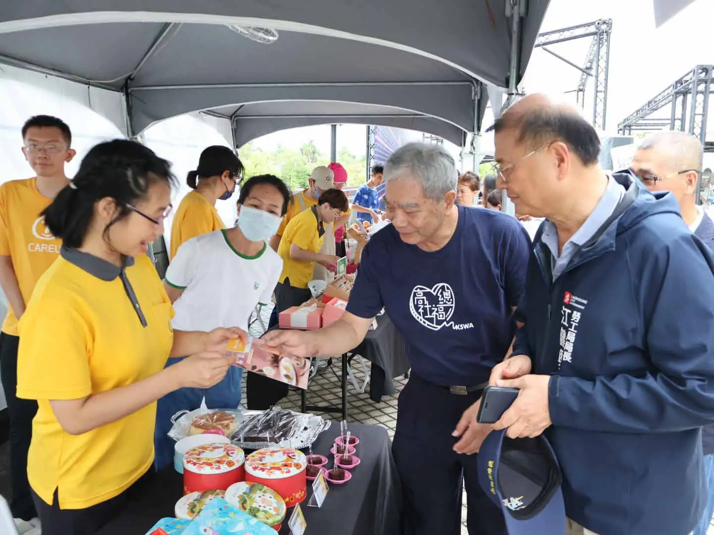 勞工局長江健興走訪庇護工場攤位，為庇護員工及工作夥伴加油打氣，鼓勵民眾以實際消費支持庇護就業。（圖/高雄市政府勞工局提供）