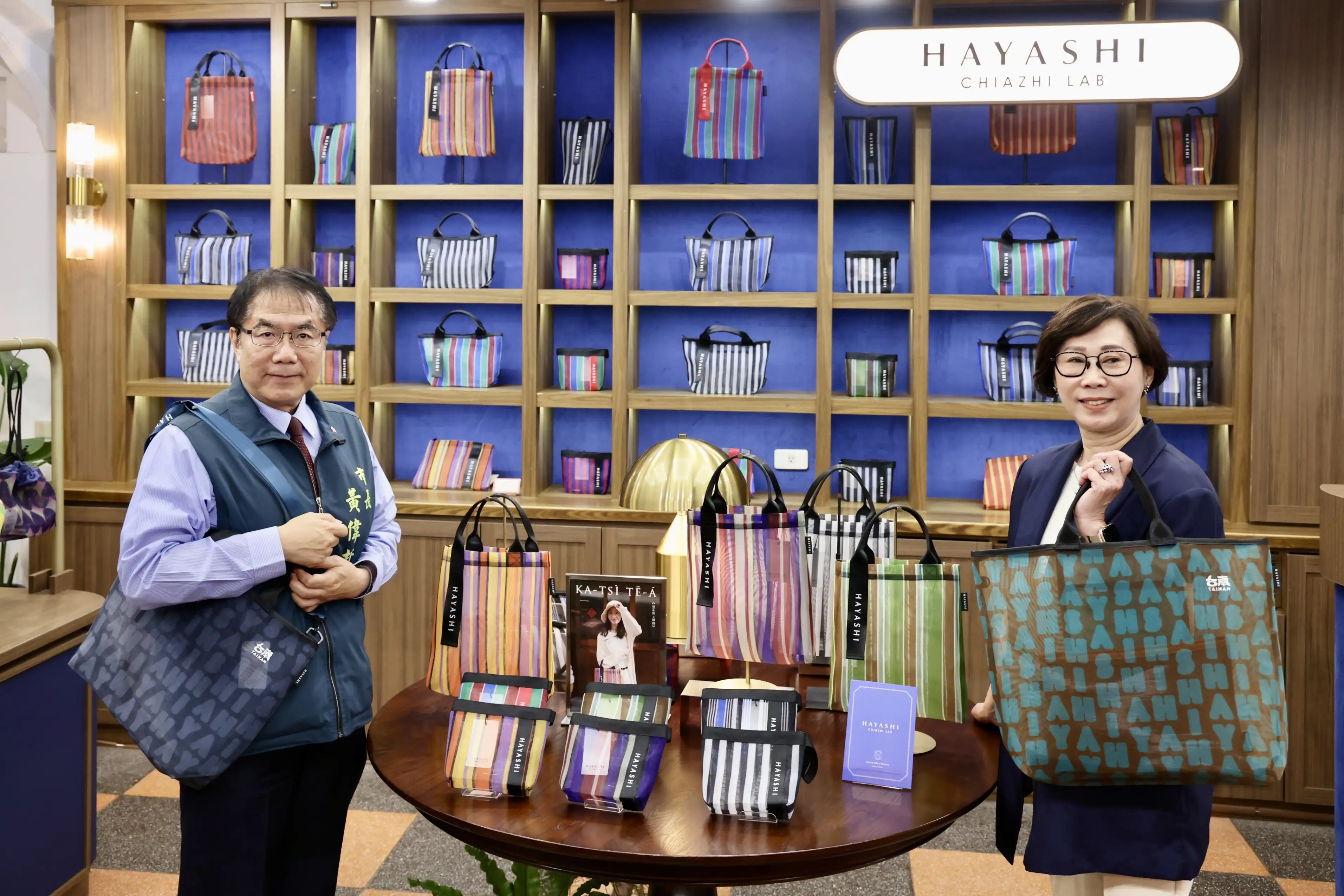 林百貨12週年推出全新茄芷設計品牌「CHIAZHI LAB」，以當代設計重新詮釋台灣經典茄芷文化，並同步推出《巷弄同樂時光》特展，喚起台南人的共同記憶。(圖/林百貨提供)