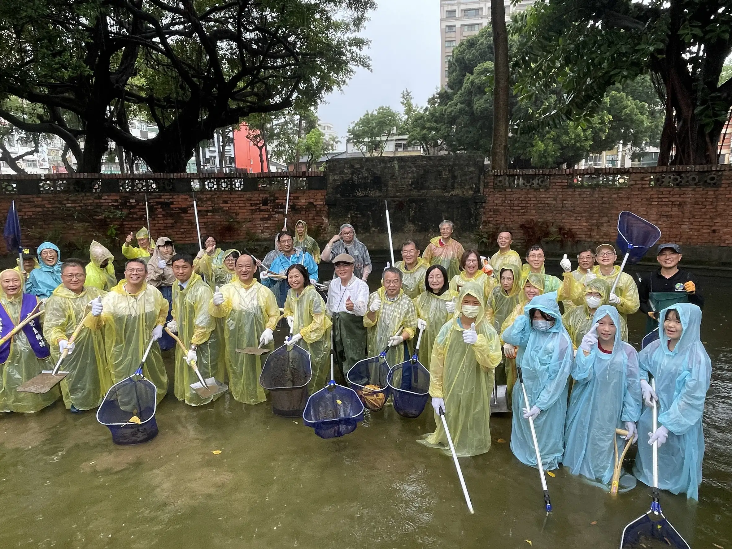 台南孔廟泮池清淤行動吸引嘉藥師生與跨校志工熱情參與，透過生物調查、分類與安置，兼顧文化保存與生態保育目標。(圖/嘉南藥理大學提供)