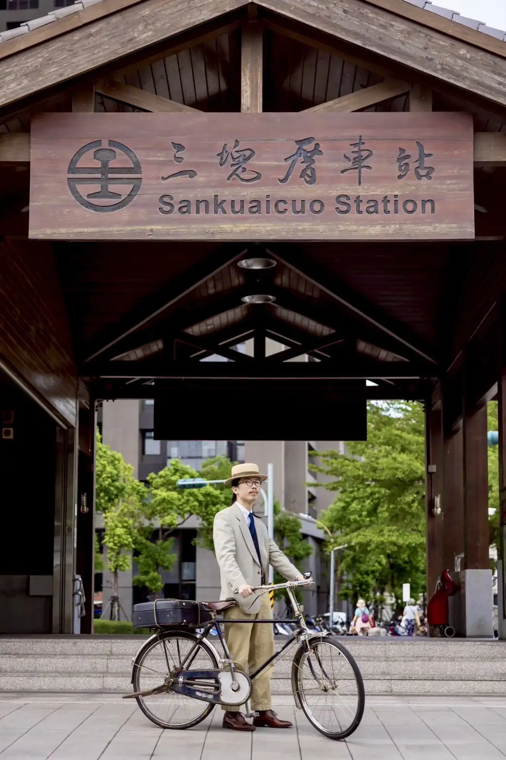 單車路線串聯三塊厝車站、高雄車站及新客家文化園區等特色景點。（高雄市觀光局提供）