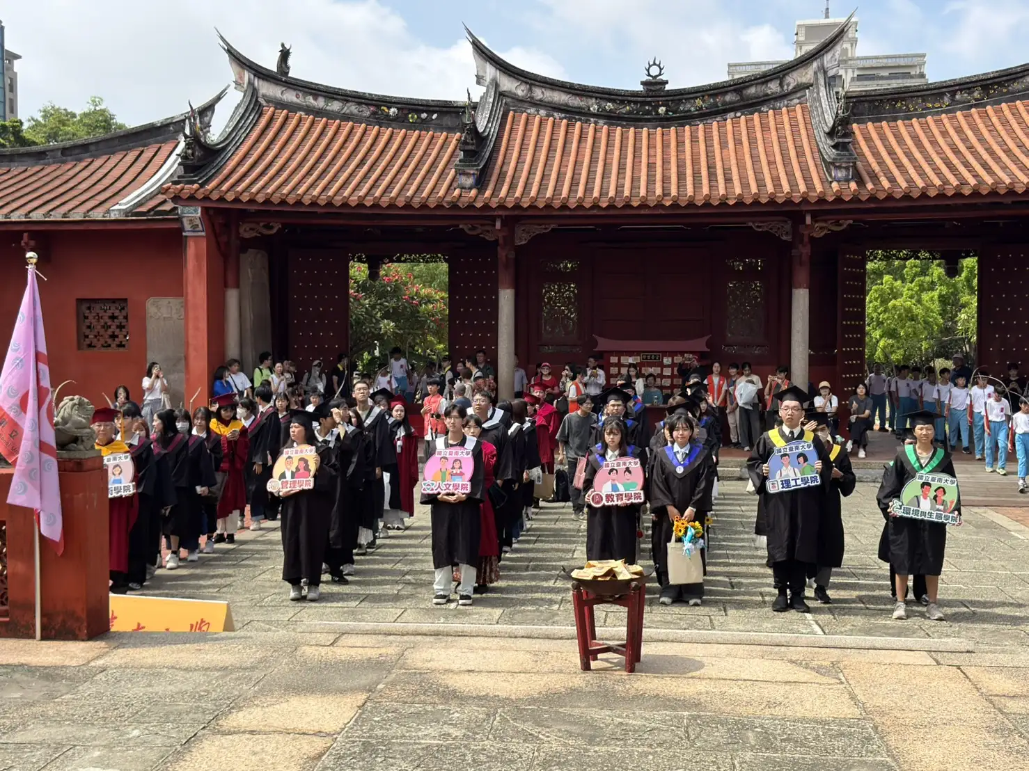 南大畢業生前往台南孔廟參加傳承70餘年的祭孔謝師儀典，透過古禮向至聖先師孔子及師長表達感恩。(記者張振興攝)