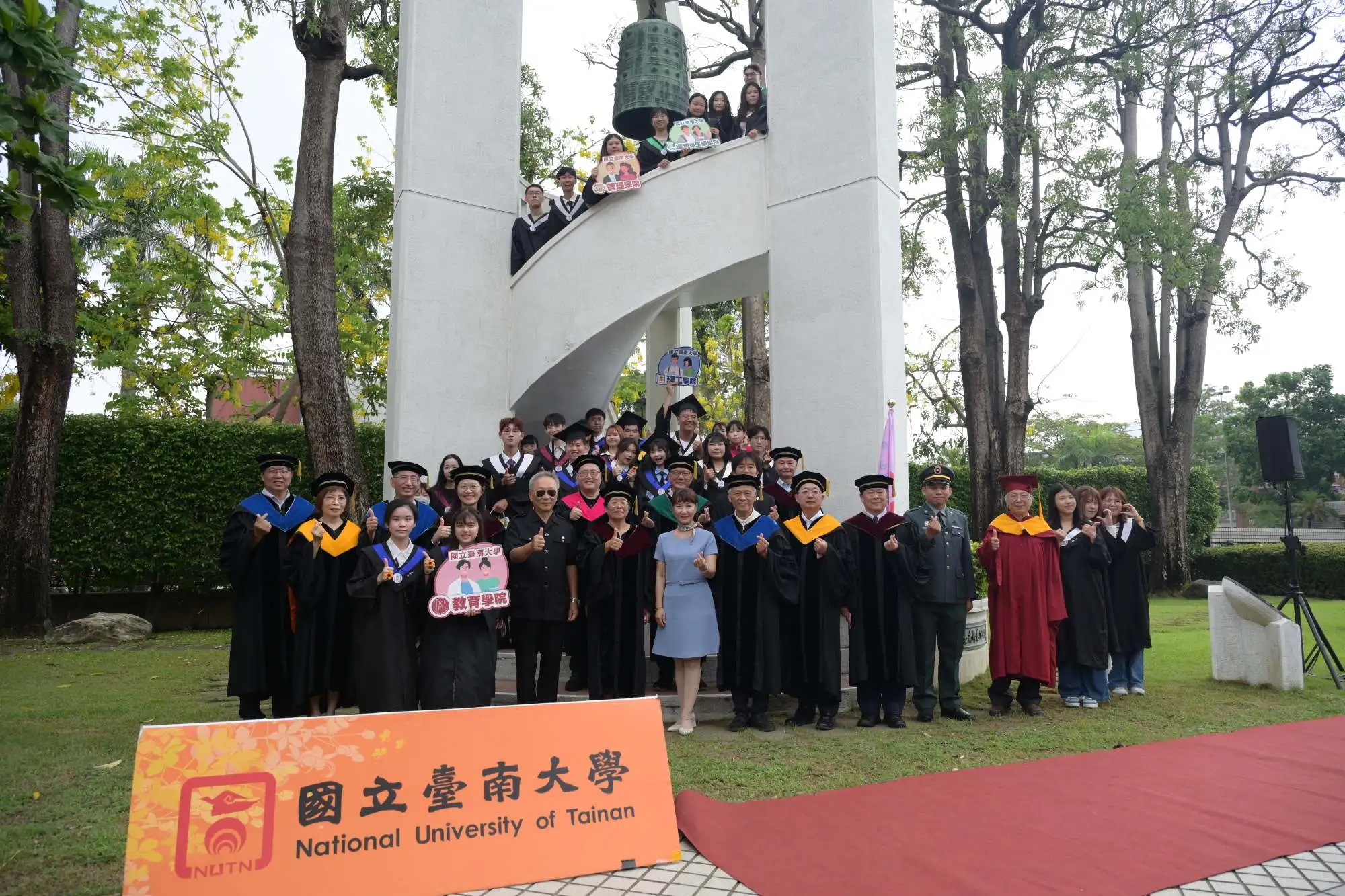 南大115級畢業生齊聚百年鐘樓前合影留念，在師長祝福與鐘聲陪伴下，共同迎接人生新階。(記者張振興攝)