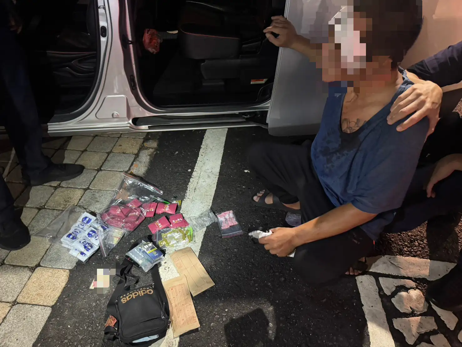 涉嫌毆人後逃逸的雷姓男子遭警方攔截查緝，車內赫見大量毒品咖啡包及依托咪酯煙彈等違禁物品，宛如「毒品快餐車」。(圖/前鎮分局提供)