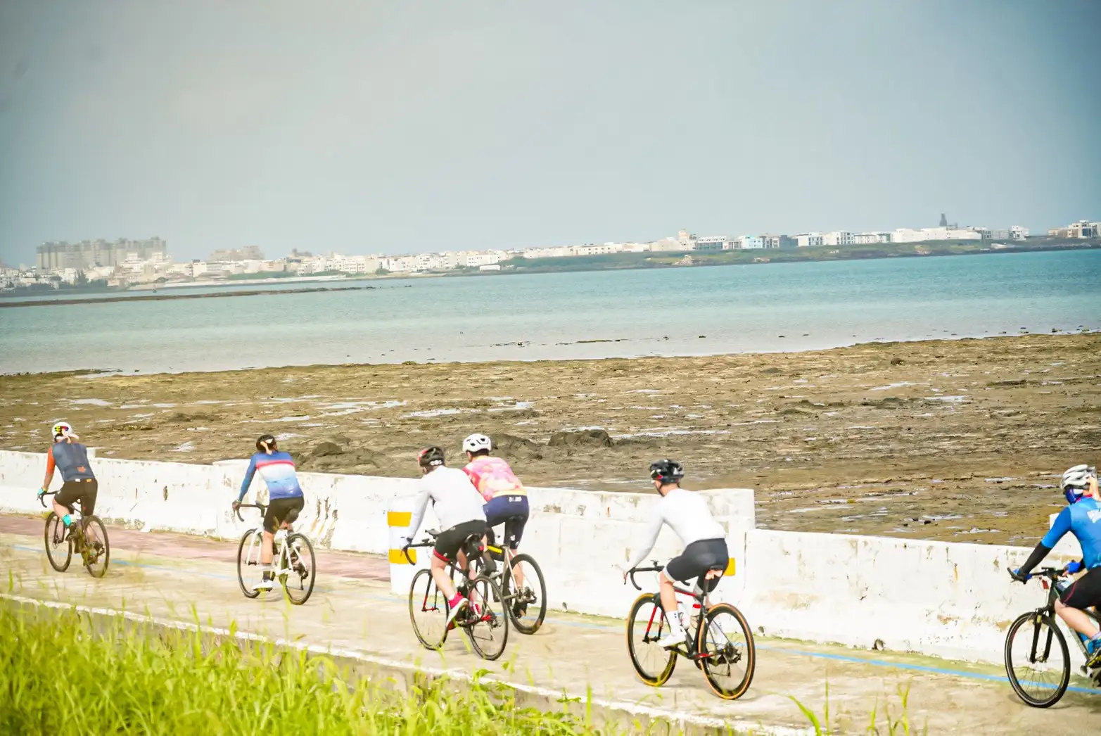 車友沿途欣賞海岸景觀與傳統聚落風情，感受菊島慢活魅力。(圖/澎管處提供)