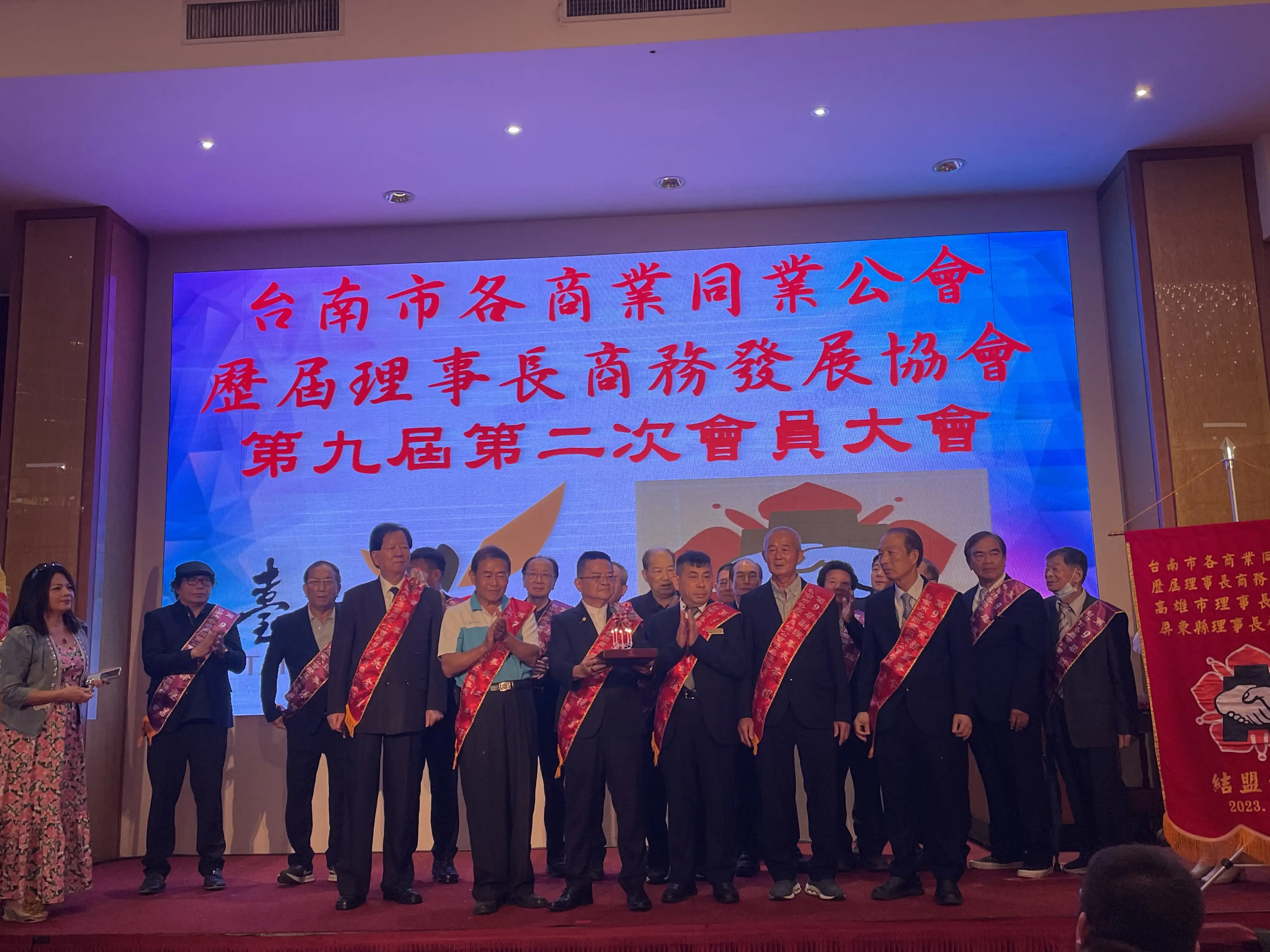 協會舉行薪火相傳儀式，由歷屆理事長共同傳承創會精神，象徵團結合作與永續發展理念代代相承。(記者林怡孜攝)