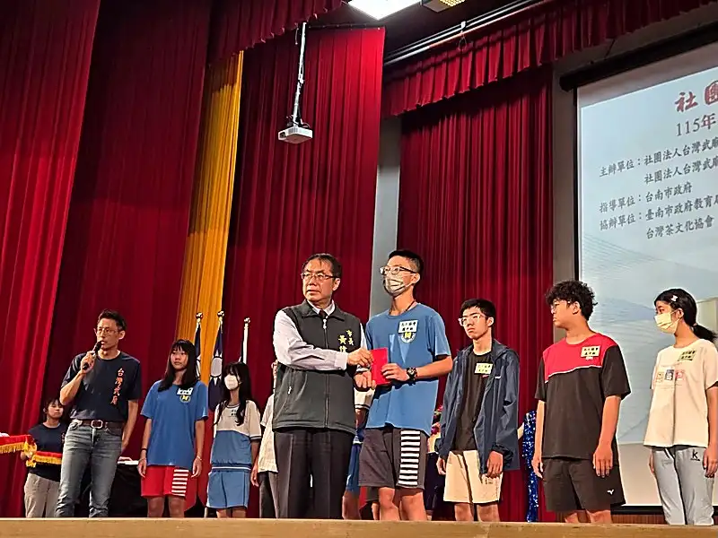 市長黃偉哲出席社團法人台灣武廟志工協會舉辦115年度獎助金頒獎典禮。(圖/臺南市政府教育局提供)