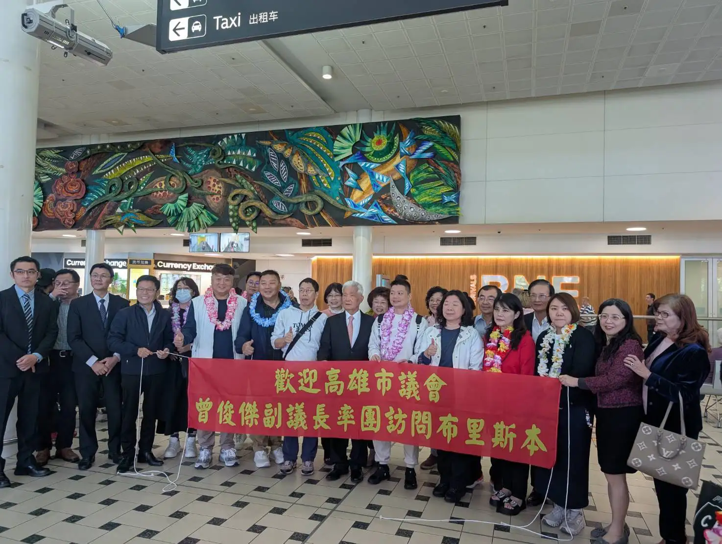 高雄市副議長曾俊傑率參訪團抵達布里斯本，獲昆士蘭僑界及台商熱情歡迎，布里斯本市副議長黃文毅也到場迎接，展現高雄與布里斯本深厚情誼。（圖/高雄市議會提供）