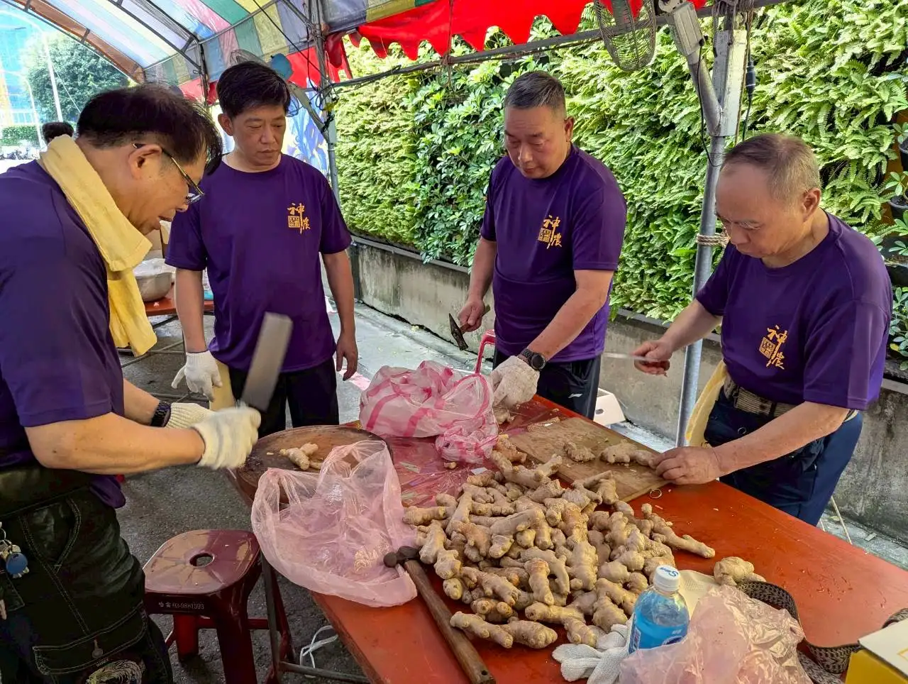 中藥師運用傳統藥材製作藥膳保健食品，推廣養生調理與健康飲食觀念。（圖/新北市中藥商業同業公會提供）