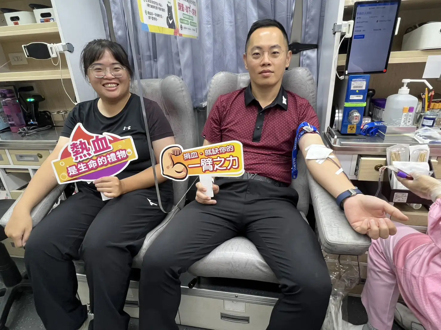 水上分局長曾文勇(右)率先挽袖捐血，以實際行動號召同仁及民眾捐出熱血。(圖/水上分局提供)