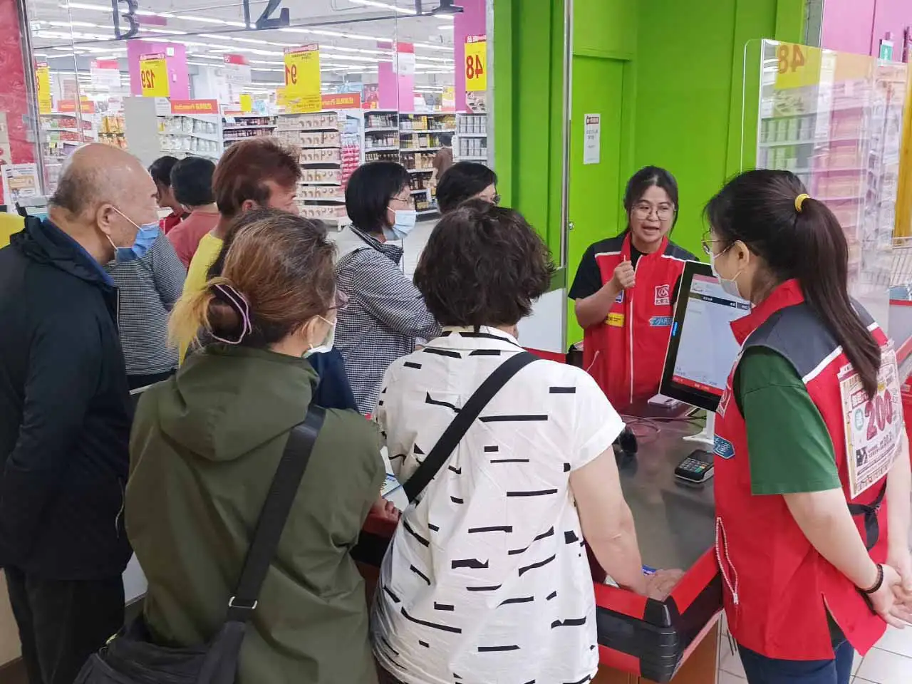 參與民眾認真聆聽操作過程及細節。(圖/台南就業中心提供)
