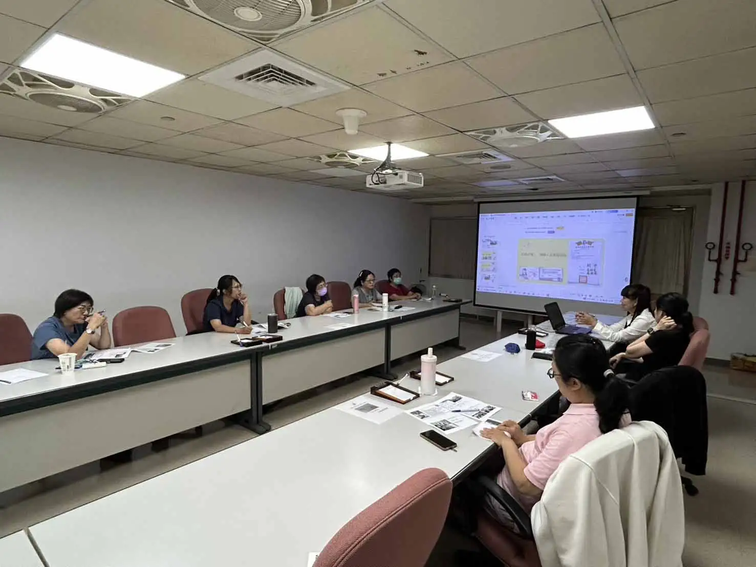 台南市觀旅局推出手語導覽服務，培訓7名專業手語導覽員，並強化導覽志工性別平等教育，讓聽障朋友也能深入體驗府城文化，打造更友善的觀光城市。(圖/臺南市政府觀光旅遊局提供)