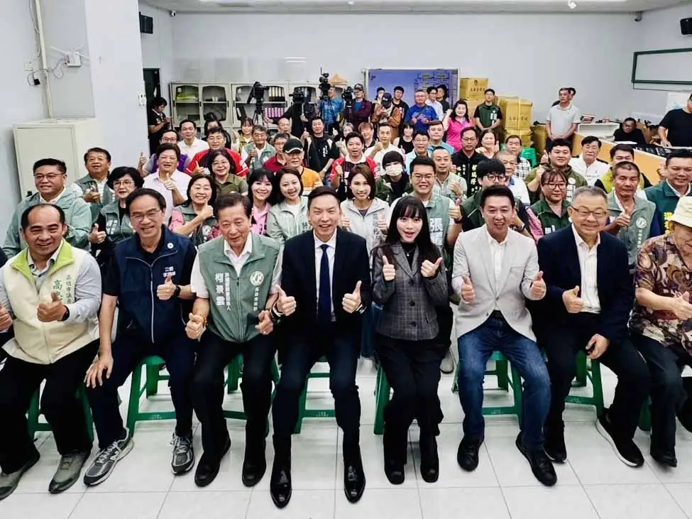民主進步黨高雄市黨部舉行第八、九屆主委交接暨就職典禮，立法委員黃捷正式接任市黨部主委，並宣布籌組「主委聯誼會」，凝聚黨內力量、布局年底選戰。（圖/民進黨高雄市黨部提供）