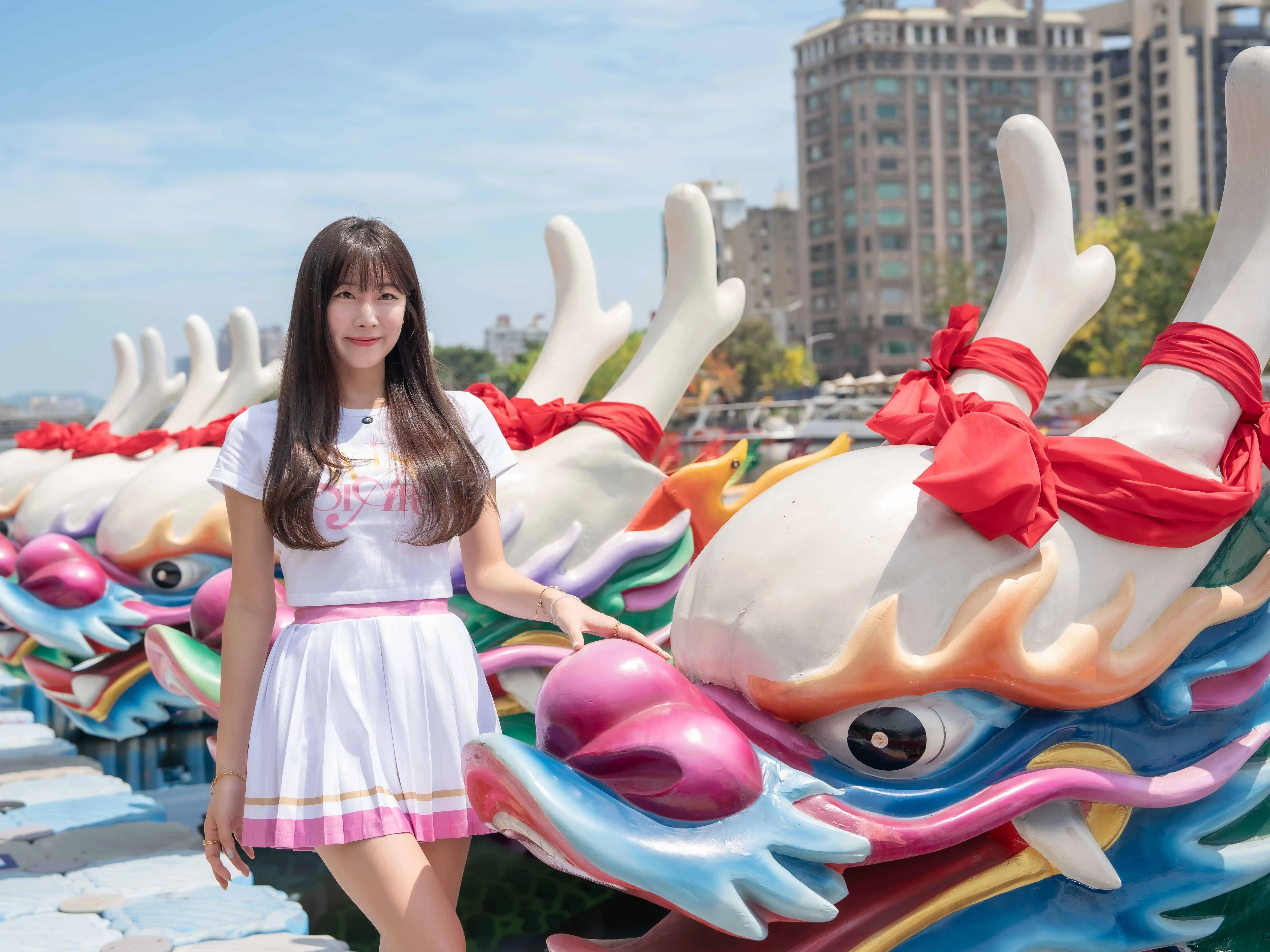 韓籍人氣啦啦隊員安芝儇將首度參與龍舟賽事，為活動增添亮點與話題。（圖/高雄市政府提供）