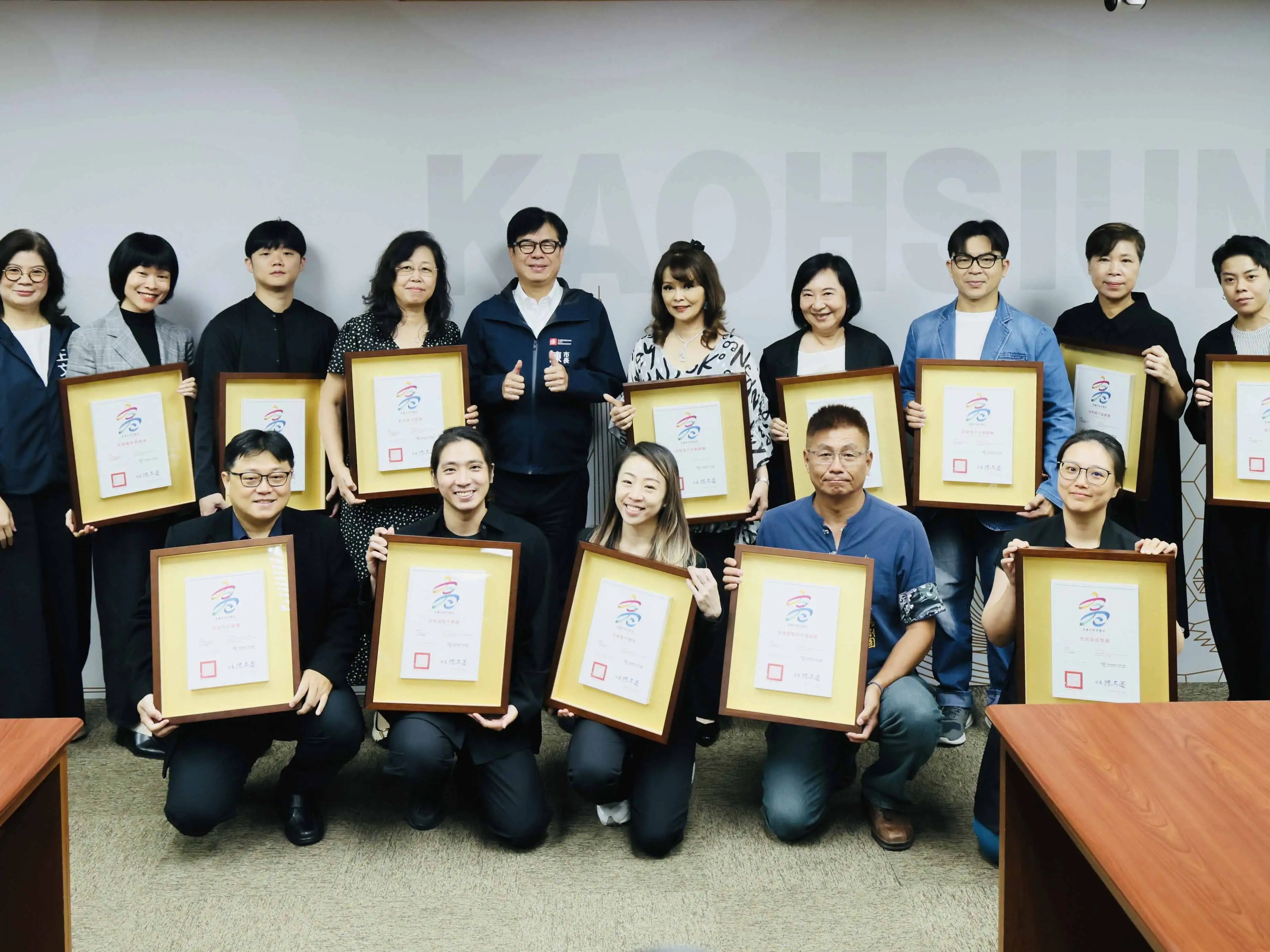 陳其邁表揚獲選114年度「Taiwan Top演藝團隊」及115年度「演藝團隊年度獎助專案」團隊。（圖/高雄市政府提供）