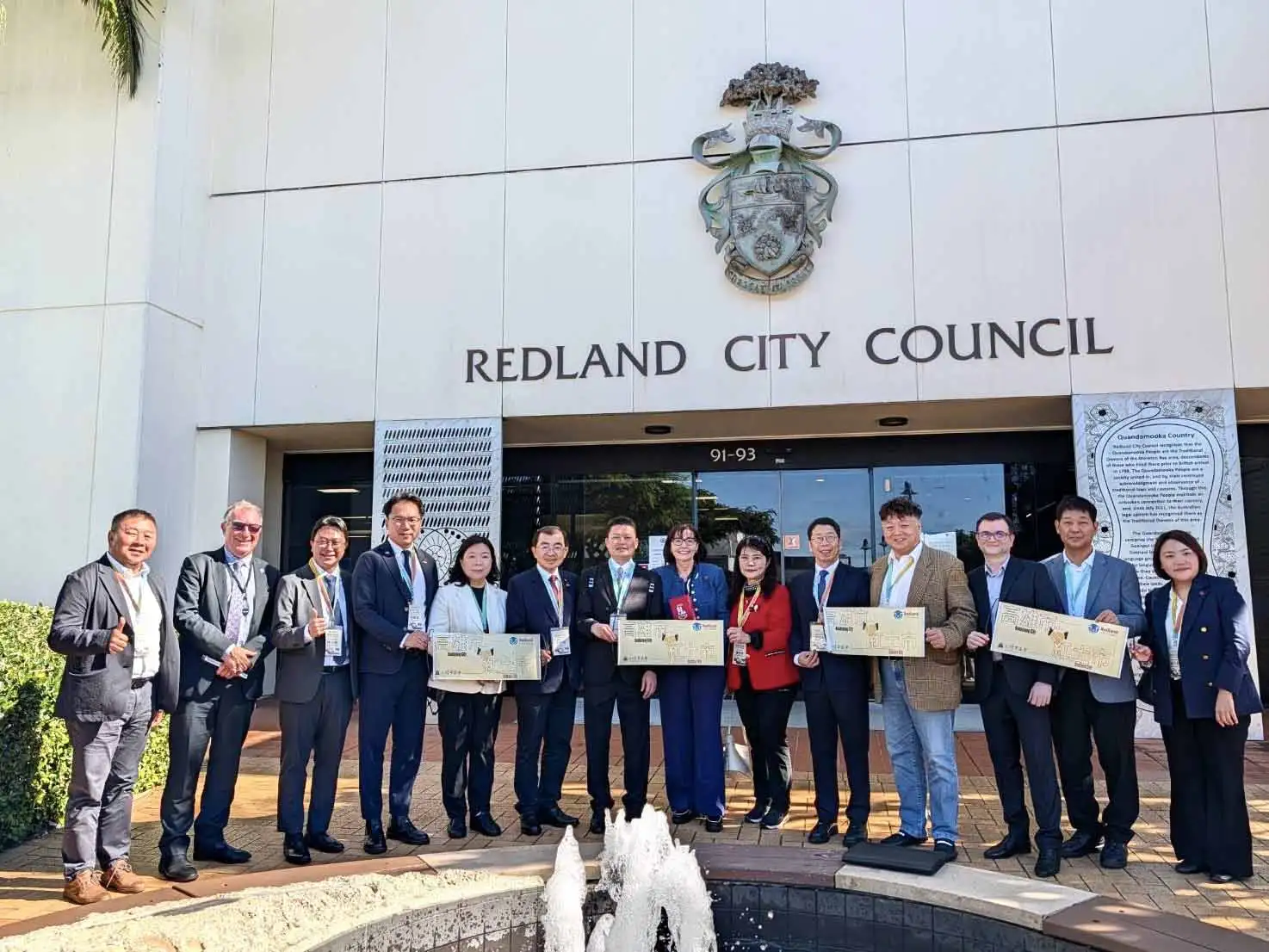 高雄市議會副議長曾俊傑率領參訪團拜會澳洲昆士蘭州紅土市，成為首個到訪的台灣地方議會；雙方就智慧城市、淨零碳排、觀光發展及2032布里斯本奧運等議題深入交流，為未來合作及姊妹市締結奠定良好基礎。（圖/高雄市議會提供）