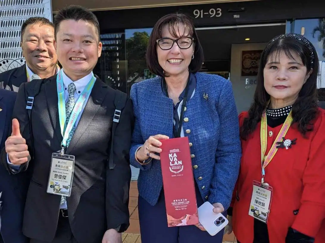高雄市議會副議長曾俊傑率領參訪團拜會澳洲昆士蘭州紅土市，成為首個到訪的台灣地方議會；雙方就智慧城市、淨零碳排、觀光發展及2032布里斯本奧運等議題深入交流，為未來合作及姊妹市締結奠定良好基礎。（圖/高雄市議會提供）