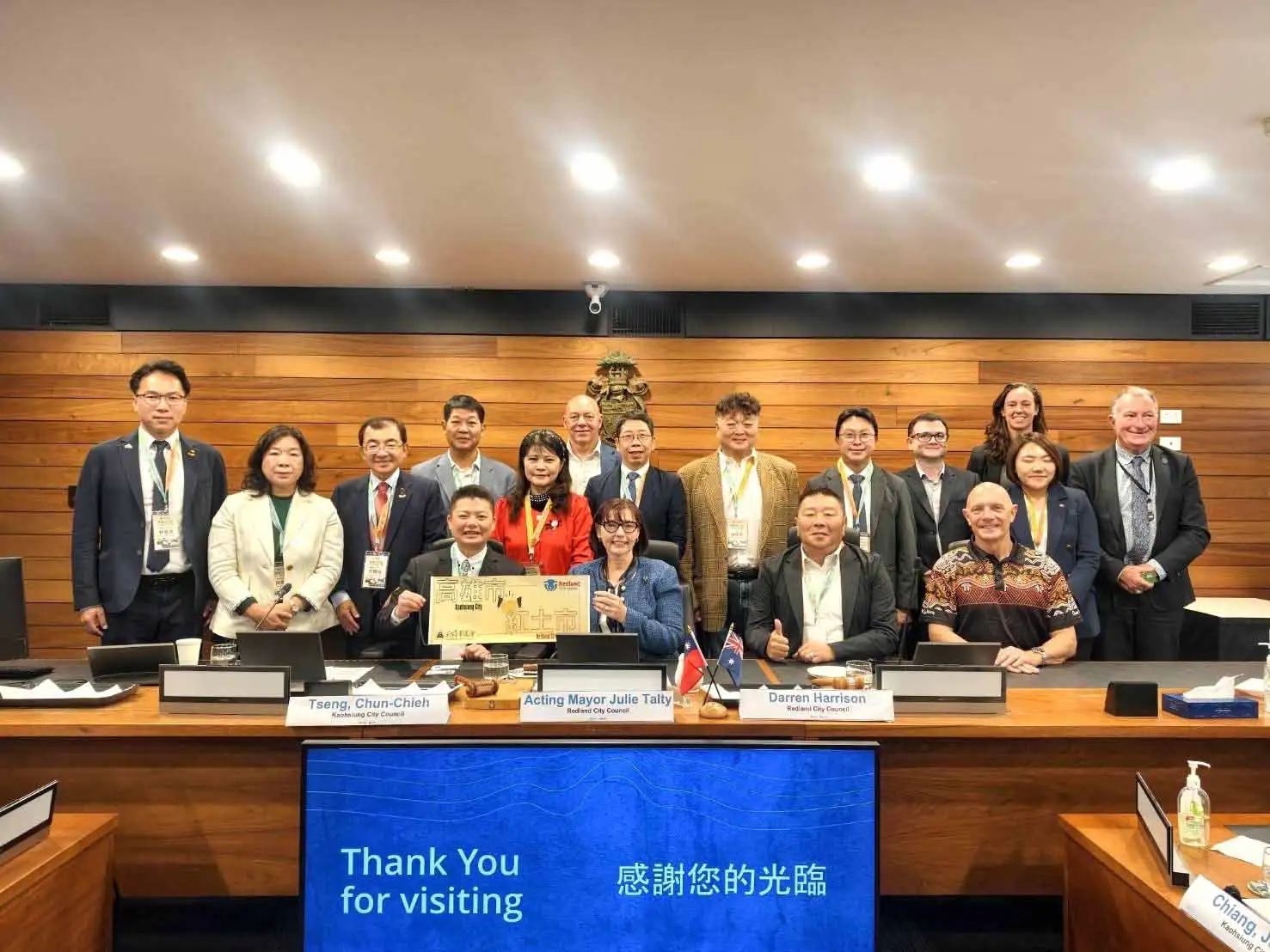 高雄市議會副議長曾俊傑率領參訪團拜會澳洲昆士蘭州紅土市，成為首個到訪的台灣地方議會；雙方就智慧城市、淨零碳排、觀光發展及2032布里斯本奧運等議題深入交流，為未來合作及姊妹市締結奠定良好基礎。（圖/高雄市議會提供）