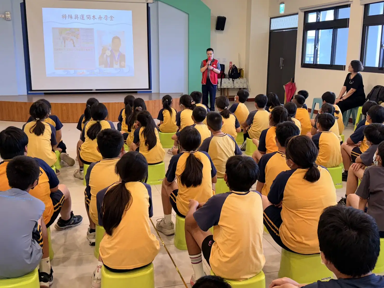 特殊奧運金牌選手范晉嘉於東區大同國小分享成長歷程與奮鬥故事，勉勵學童勇敢面對人生挑戰。(圖/俊逸慈善基金會提供)