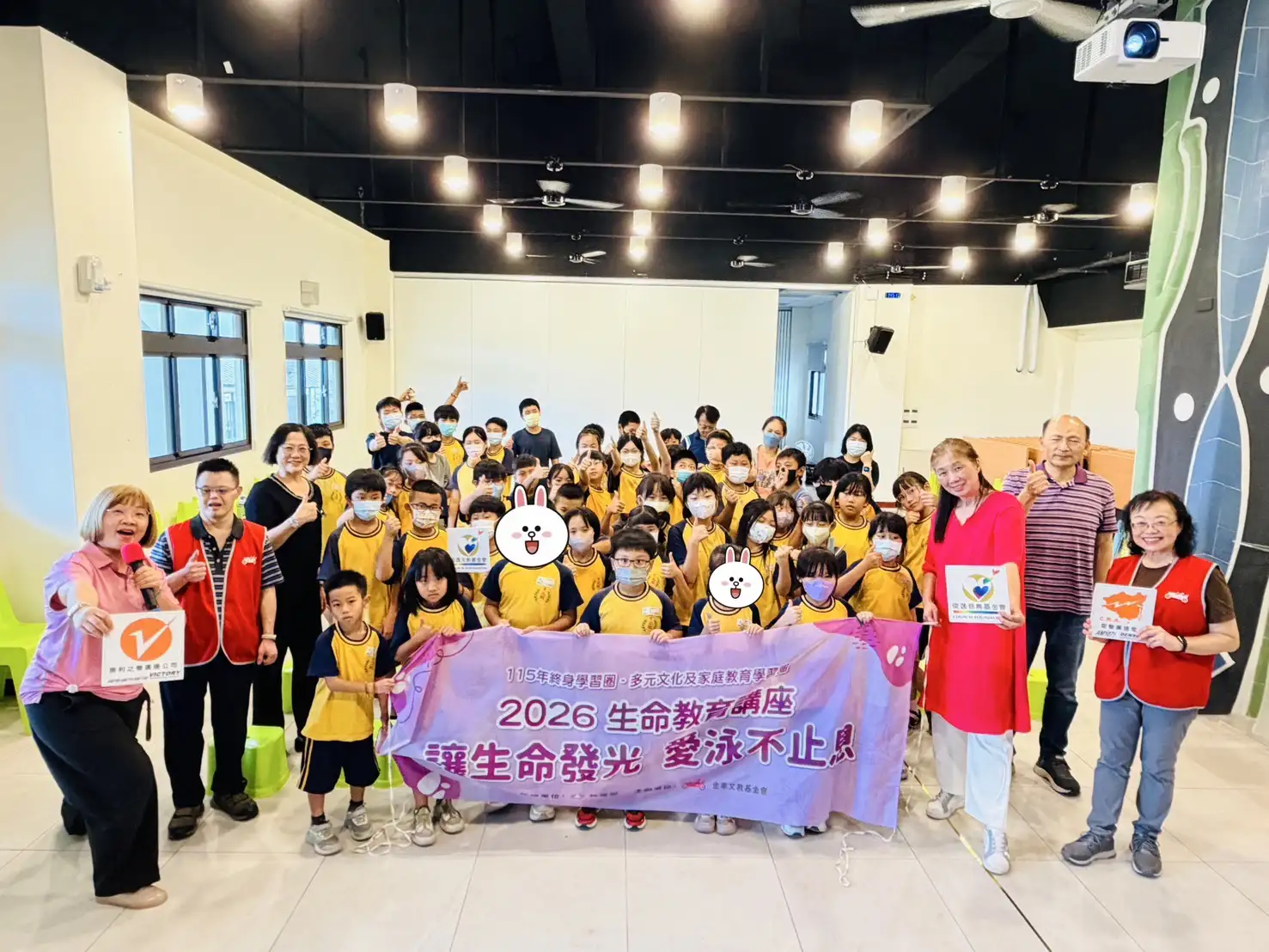 「讓生命發光－愛泳不止息」生命教育巡迴講座走入校園。范晉嘉透過真實生命故事感受堅持與希望的力量。(圖/俊逸慈善基金會提供)
