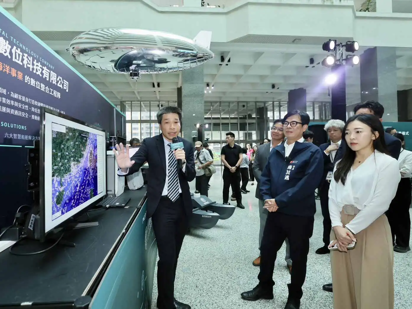 陳其邁聽取進駐企業營運成果與未來發展規劃，盼攜手打造高雄科技產業新聚落。（圖/高雄市政府提供）