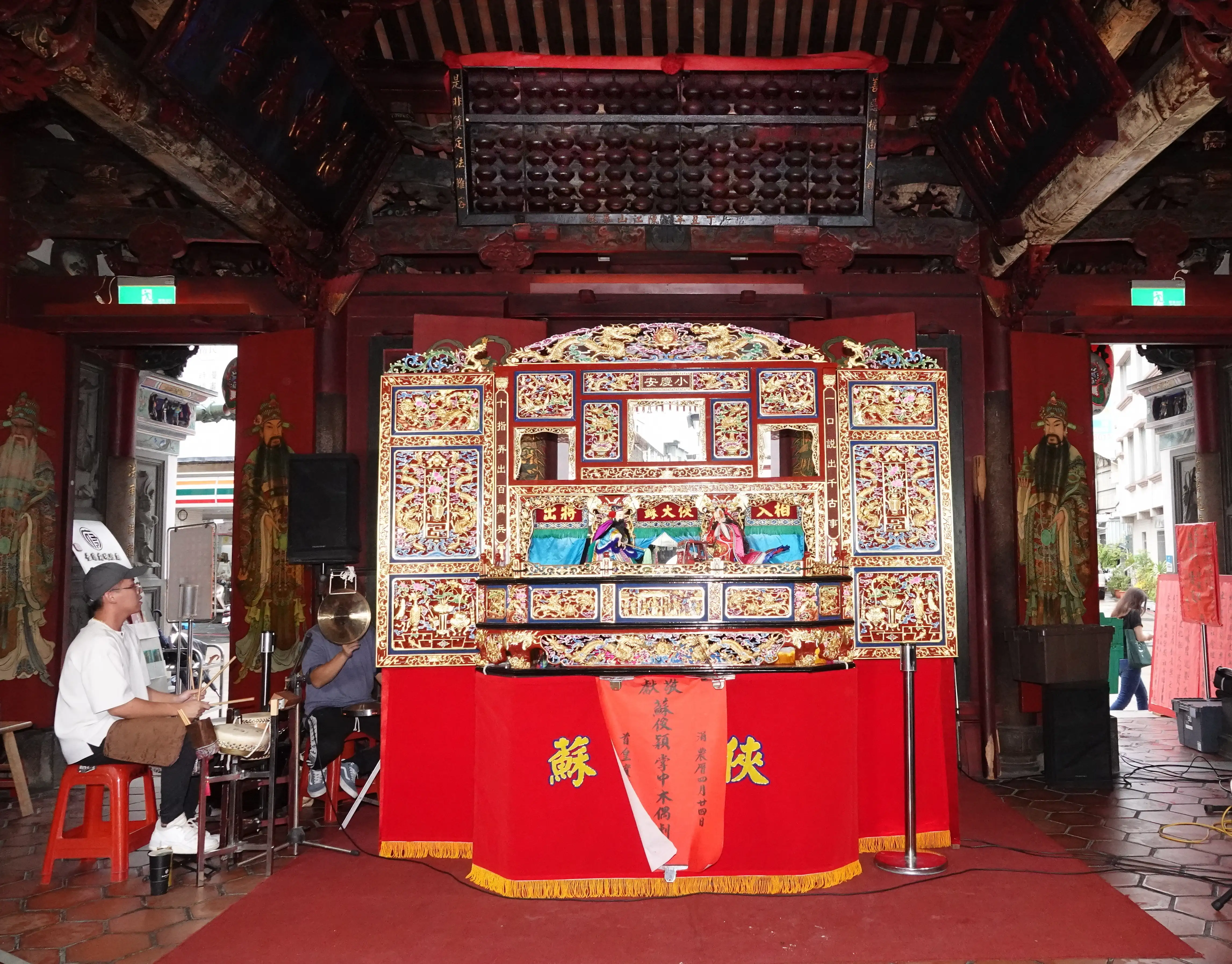 台灣府城隍廟首度將傳統彩樓布袋戲搬入正殿演出，戲台面向主神獻戲，讓信眾近距離感受掌中藝術與民俗文化魅力。(圖/記者范繼如攝)