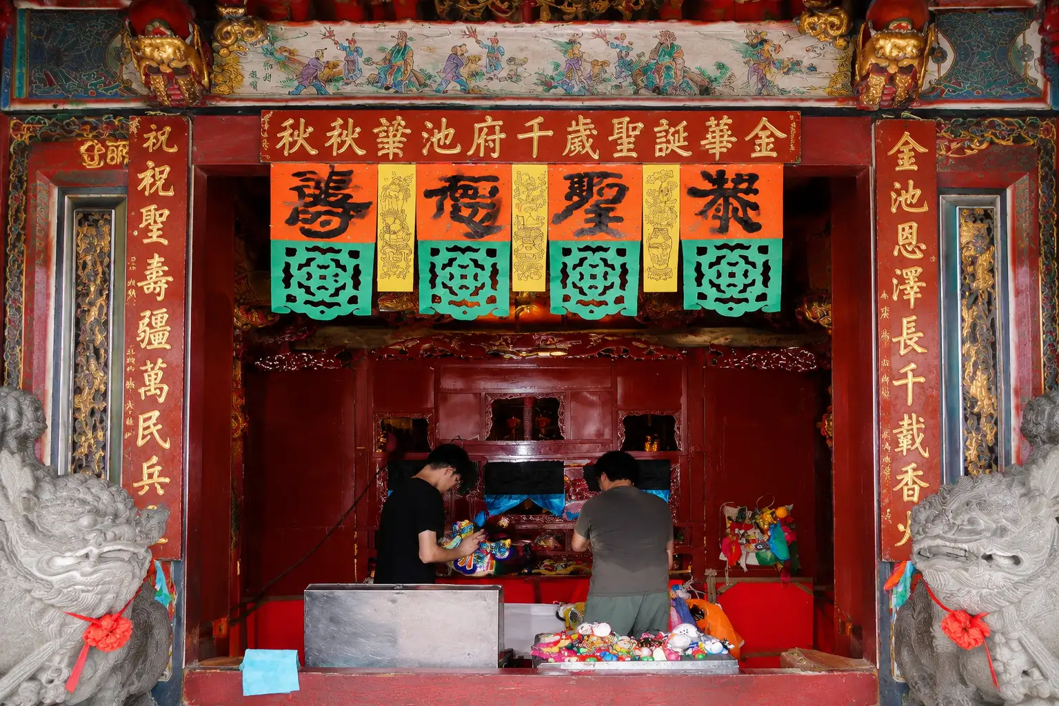 蘇俊穎掌中木偶戲團於府城隍廟搭設傳統彩樓戲台，以完整舞台規格呈現酬神演出，吸引不少戲迷及信眾駐足欣賞。(圖/記者范繼如攝)