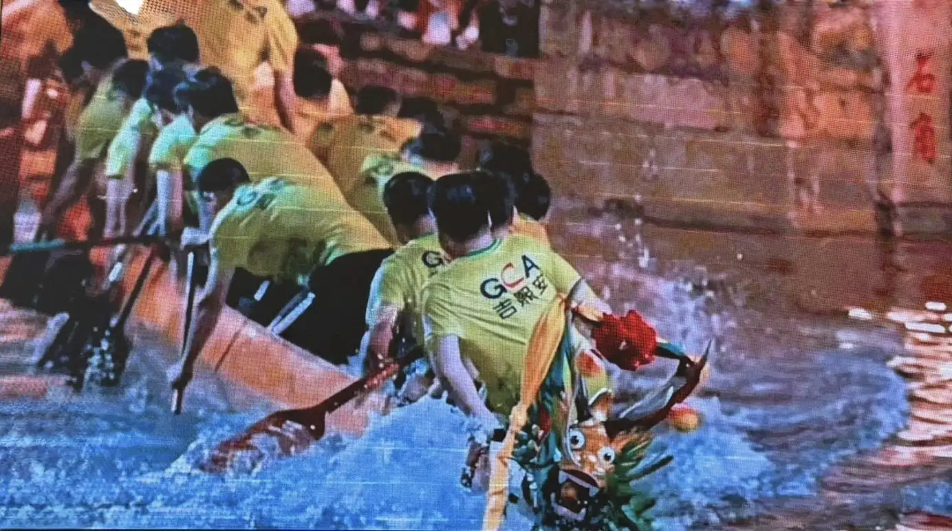 佛山龍舟賽驚豔堪比「水上F1」，九曲十八彎的蜿蜒河道，考驗的絕非只有速度，更是隊員間失之毫釐、差之千里的極致默契。(記者林怡孜攝)