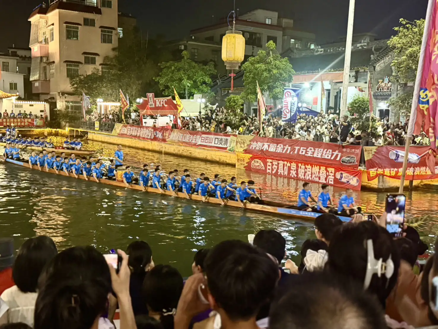 佛山「漂移龍舟賽」火熱開槳，雖僅是熱身賽，但狹窄的河道早已被慕名而來的觀眾擠得水洩不通，現場氣氛萬頭鑽動、盛況空前。(記者林怡孜攝)