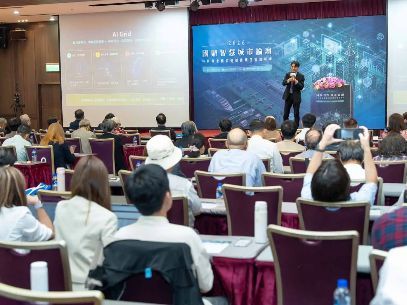 高雄市政府資訊處長劉俊傑發表專題演講，分享高雄推動AI智慧城市治理成果與實務經驗。（圖/高雄市政府提供）