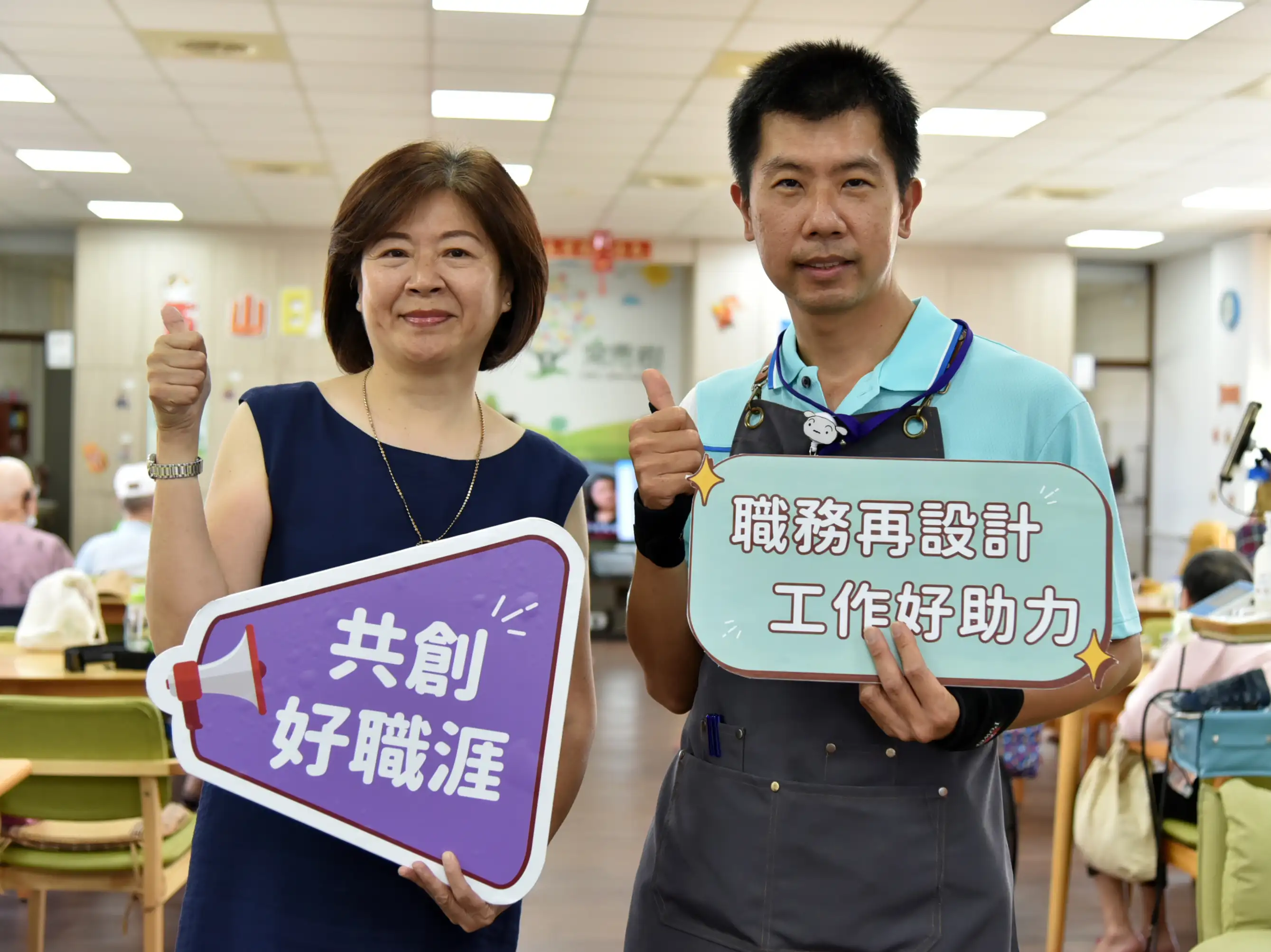 陳聖中(右)從傳產技術員轉任照服員，工作表現獲得臺南市常青樹協會理事長石嘉玫(左)的肯定。(圖/台南市常青樹協會提供)