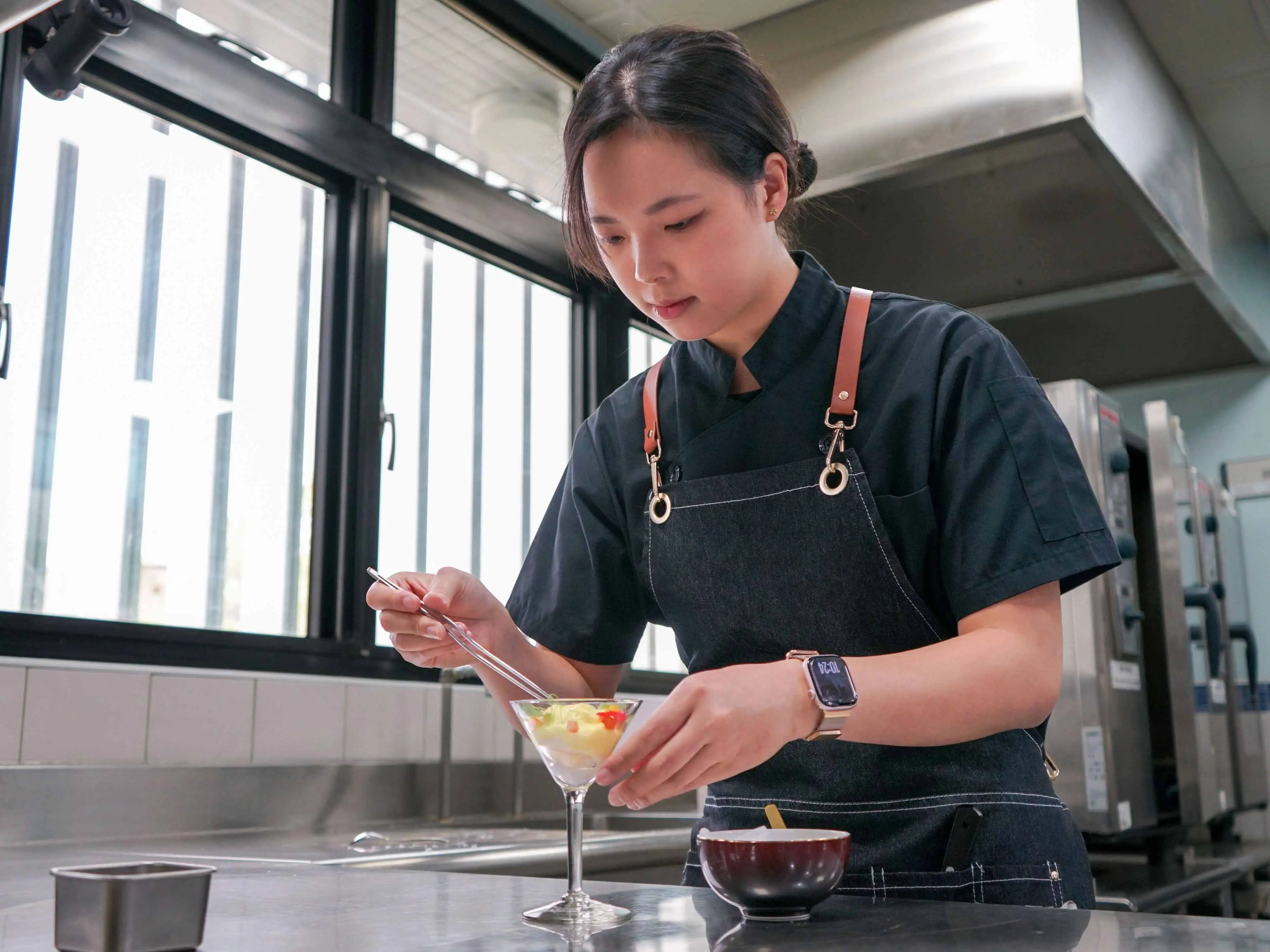 崑山科大餐飲系學生周佳怡憑藉國際廚藝競賽佳績與專業表現，獲選115年全國大專優秀青年，展現技職教育培育成果。(圖/崑山科技大學提供)