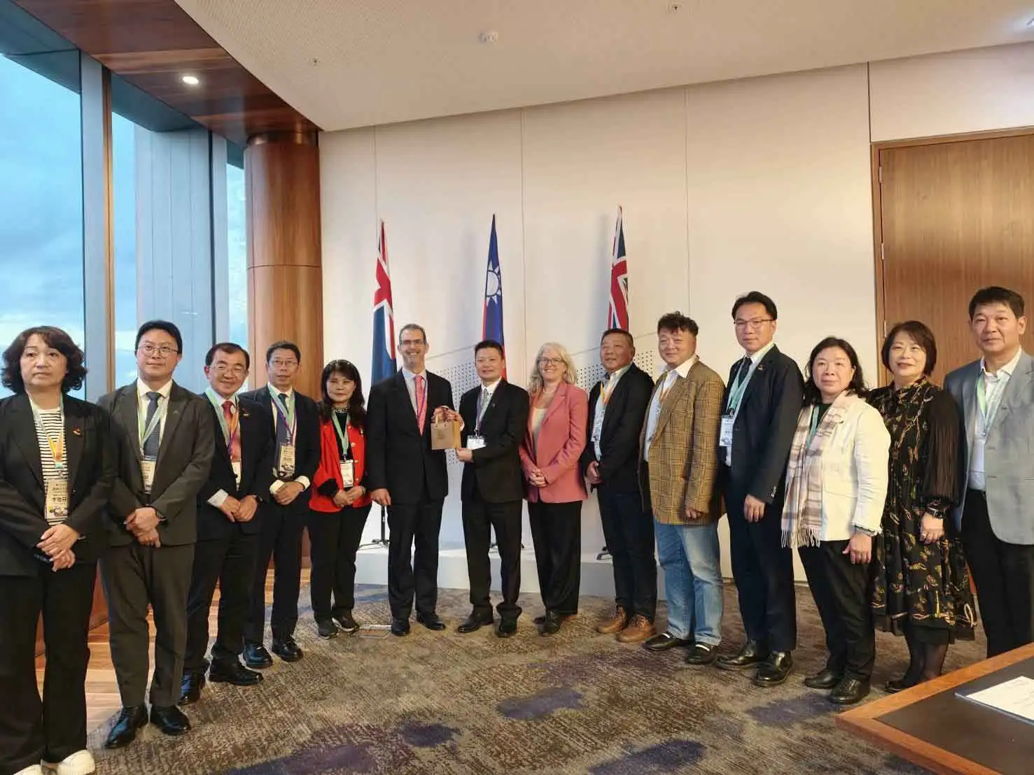 昆士蘭州政府、澳台工商委員會及台澳產官界代表合影交流，深化雙邊合作關係。（圖/高雄市議會提供）