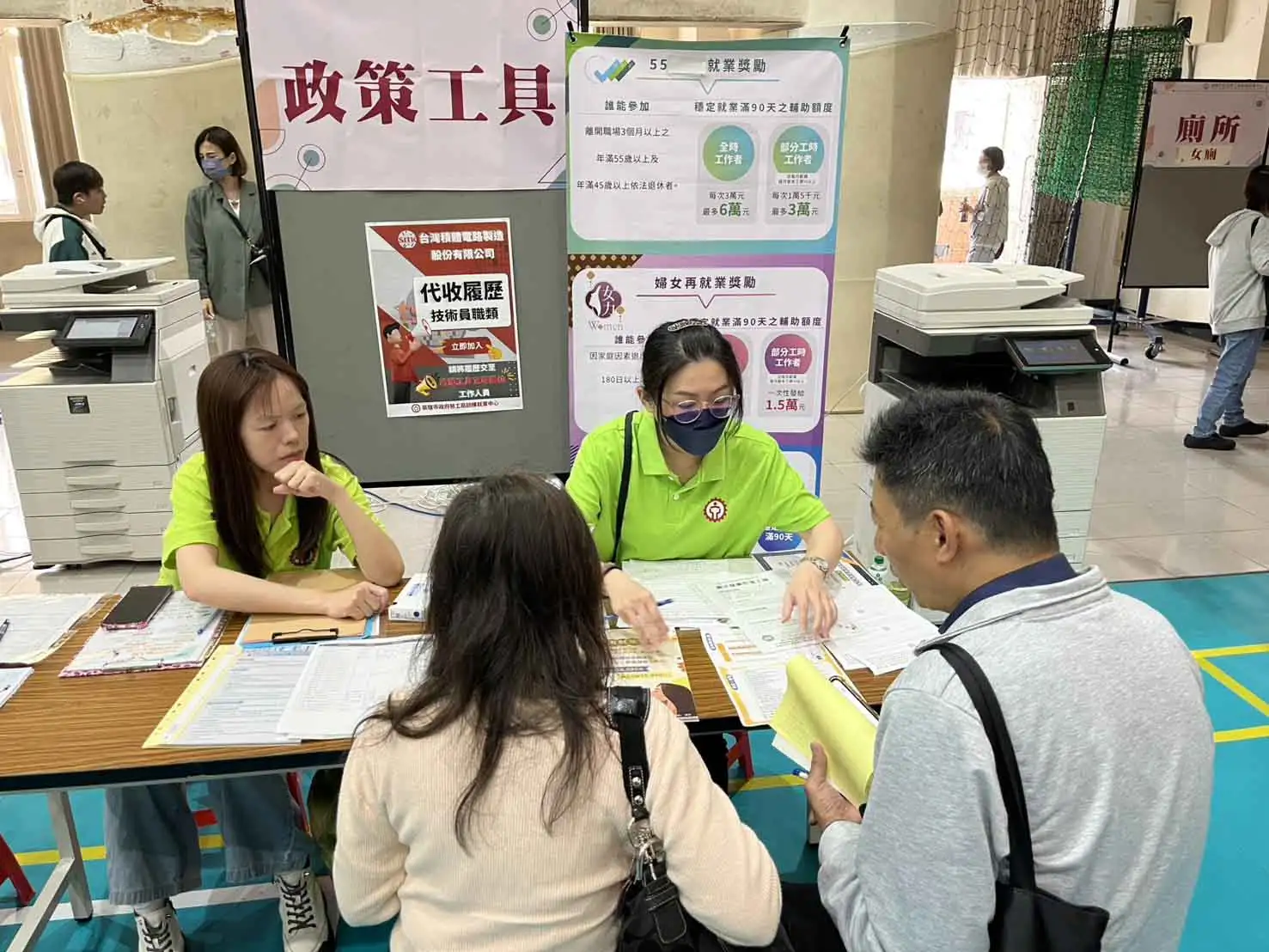 高雄市勞工局6月13日攜手南科於岡山農工舉辦大型徵才活動，邀集50家企業釋出超過1,500個工作機會。（圖/高雄市勞工局提供）
