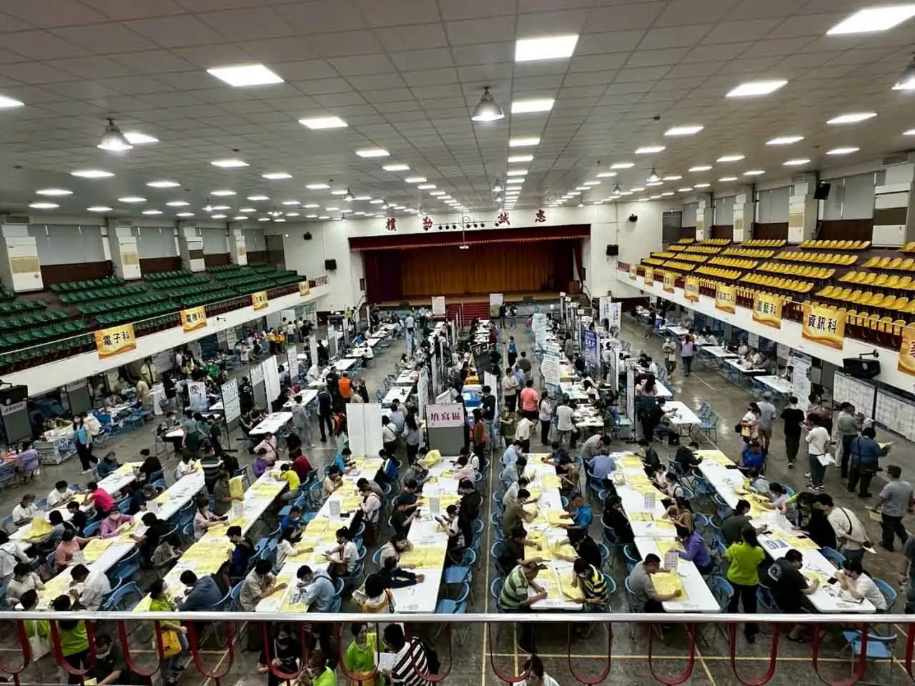高雄市勞工局6月13日攜手南科於岡山農工舉辦大型徵才活動，邀集50家企業釋出超過1,500個工作機會。（圖/高雄市勞工局提供）
