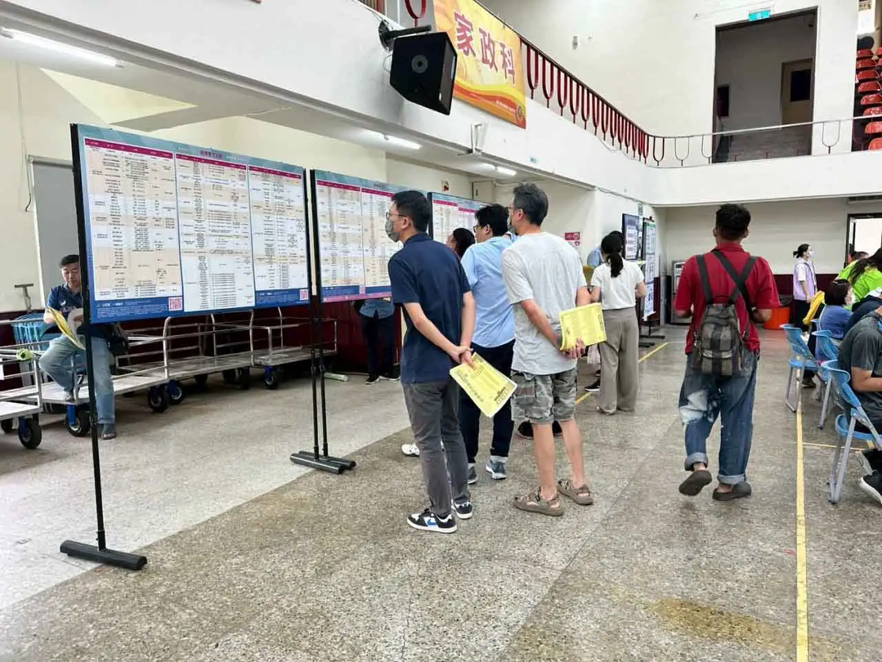 高雄市勞工局6月13日攜手南科於岡山農工舉辦大型徵才活動，邀集50家企業釋出超過1,500個工作機會。（圖/高雄市勞工局提供）