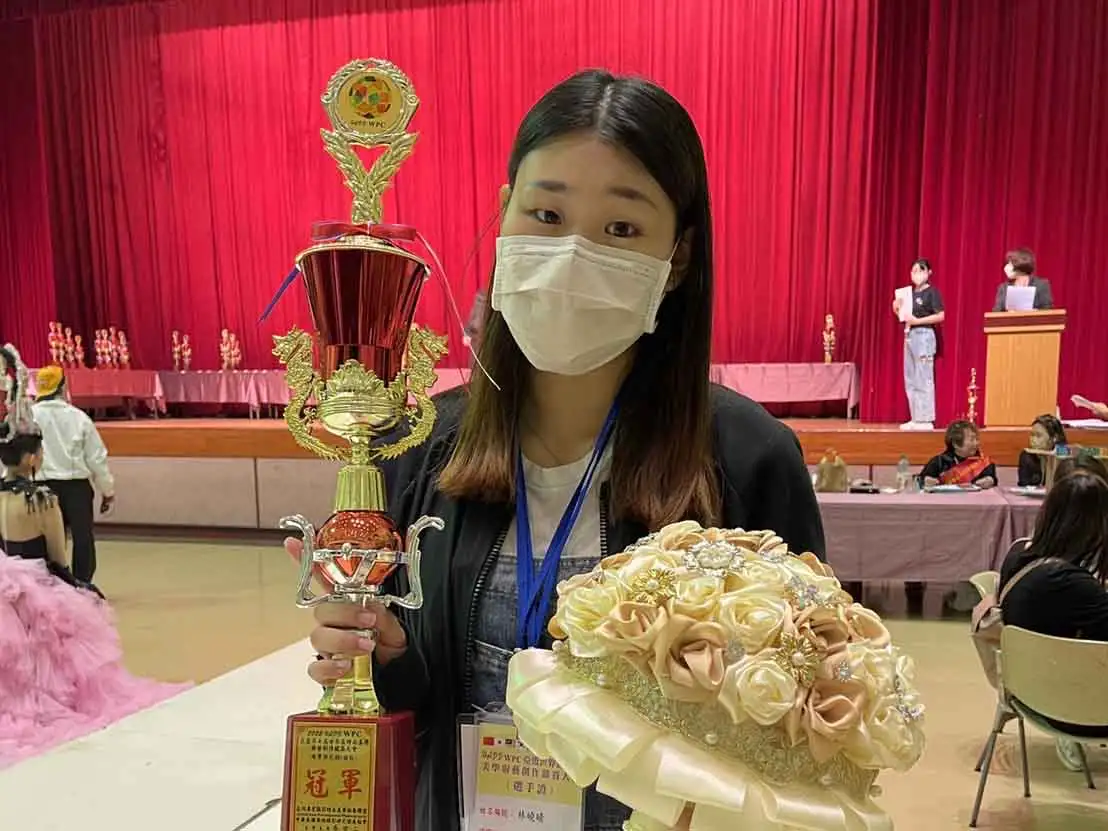 崑山科大港生林曉晴從時尚展演跨域環境工程，累積21張證照，錄取成功大學環工博士班，展現跨域學習成果。(圖/崑山科技大學提供)