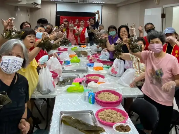民眾黨高雄市黨部攜手華山基金會及新興區振成里長陳敏夫，舉辦「慶端午．手包粽」社區關懷活動，邀請長輩提前歡度端午佳節。（圖/民眾黨高雄市黨部提供）