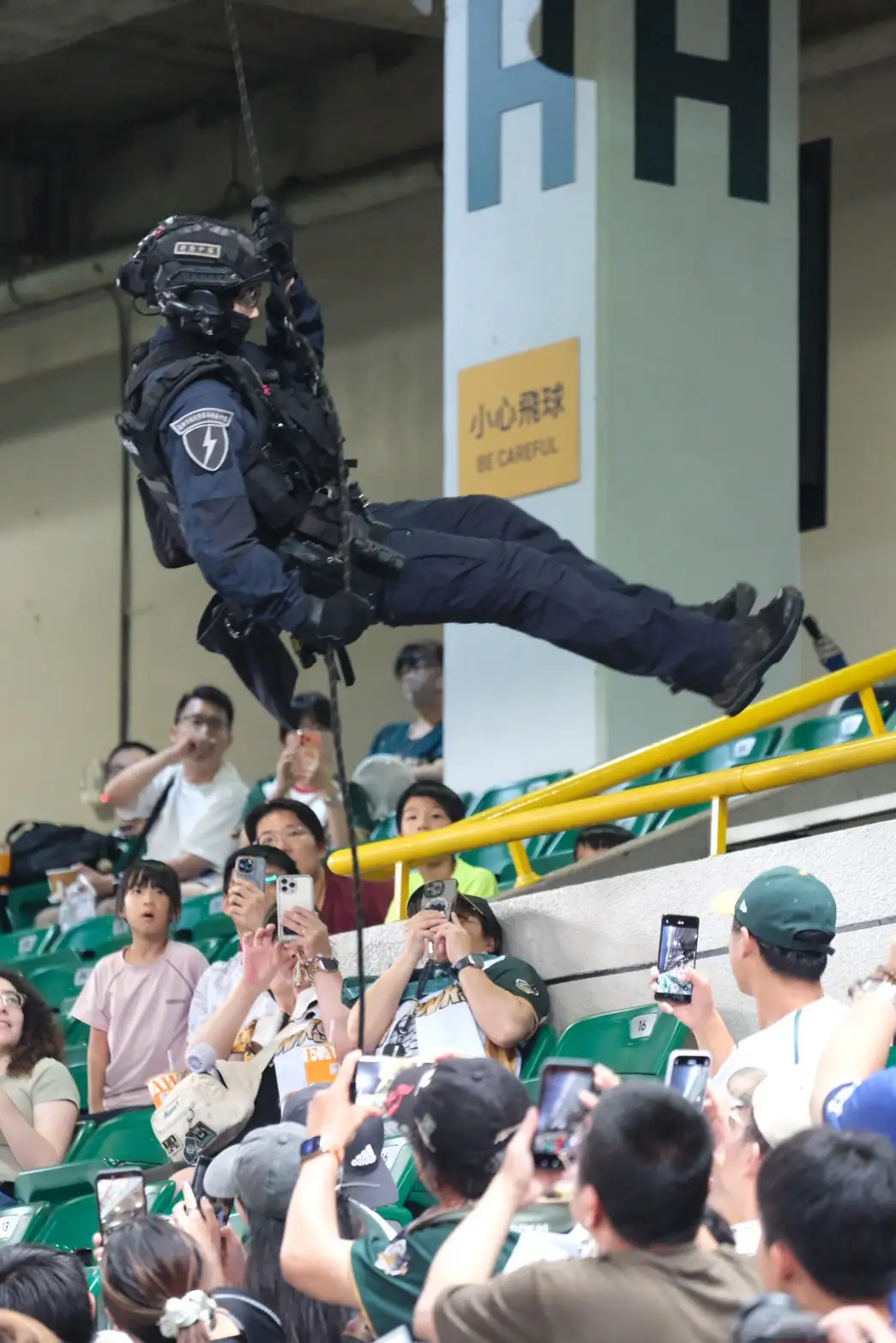 警察節親子棒球日活動中，特勤警力進行垂降演示，模擬特殊勤務情境，讓民眾近距離感受警察平時訓練成果與執勤風采。(高雄市刑大提供)