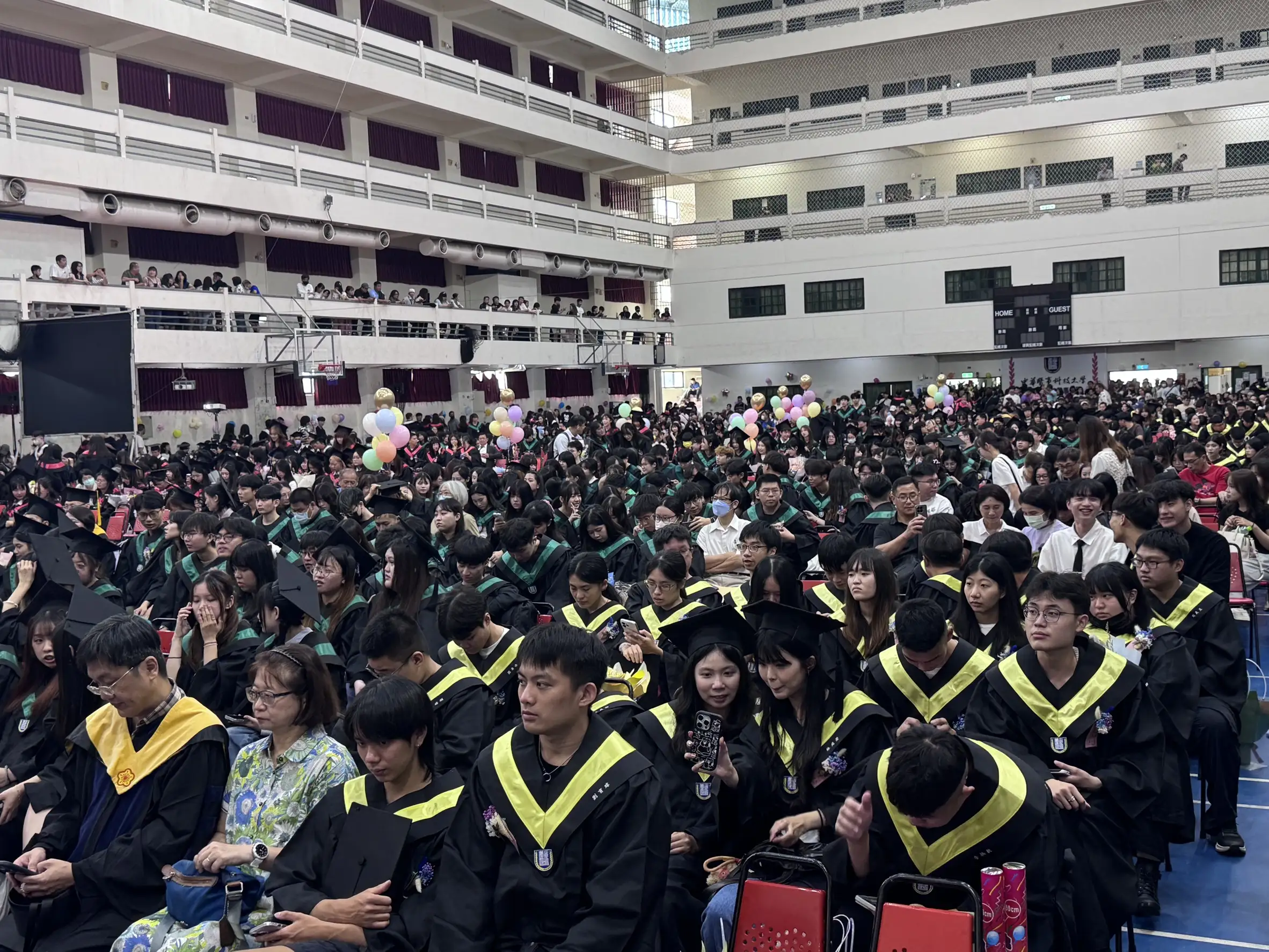 中華醫大115年度畢業典禮盛大舉行，近2千名畢業生齊聚會場，在師長與家長的見證下接受祝福，共同迎接人生嶄新篇章。(記者張振興攝)